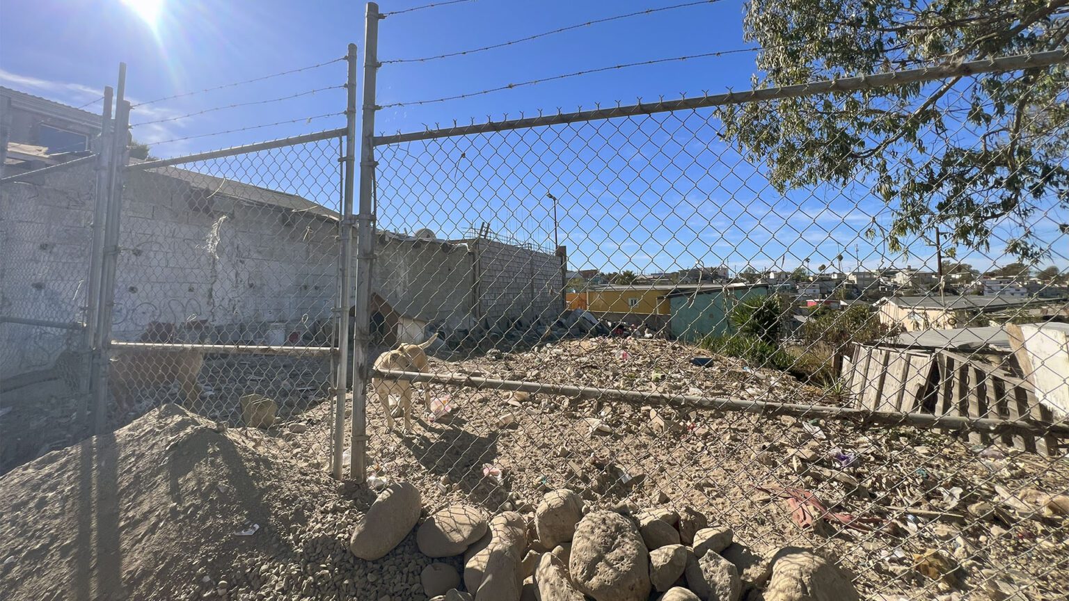 Terreno en Venta en Gran Tenochtitlán
¡Oportunidad única de inversión para construir tu hogar ideal! Este terreno cuenta con 206.7 metros cuadrados y tiene una ubicación privilegiada a pie de calle, perfecto para desarrollar la casa de tus sueños en una de las zonas más prometedoras de la ciudad.
Dimensiones:
• Frente: 10 metros
• Fondo: 20.665 metros
Venta USD $29,500 dlls