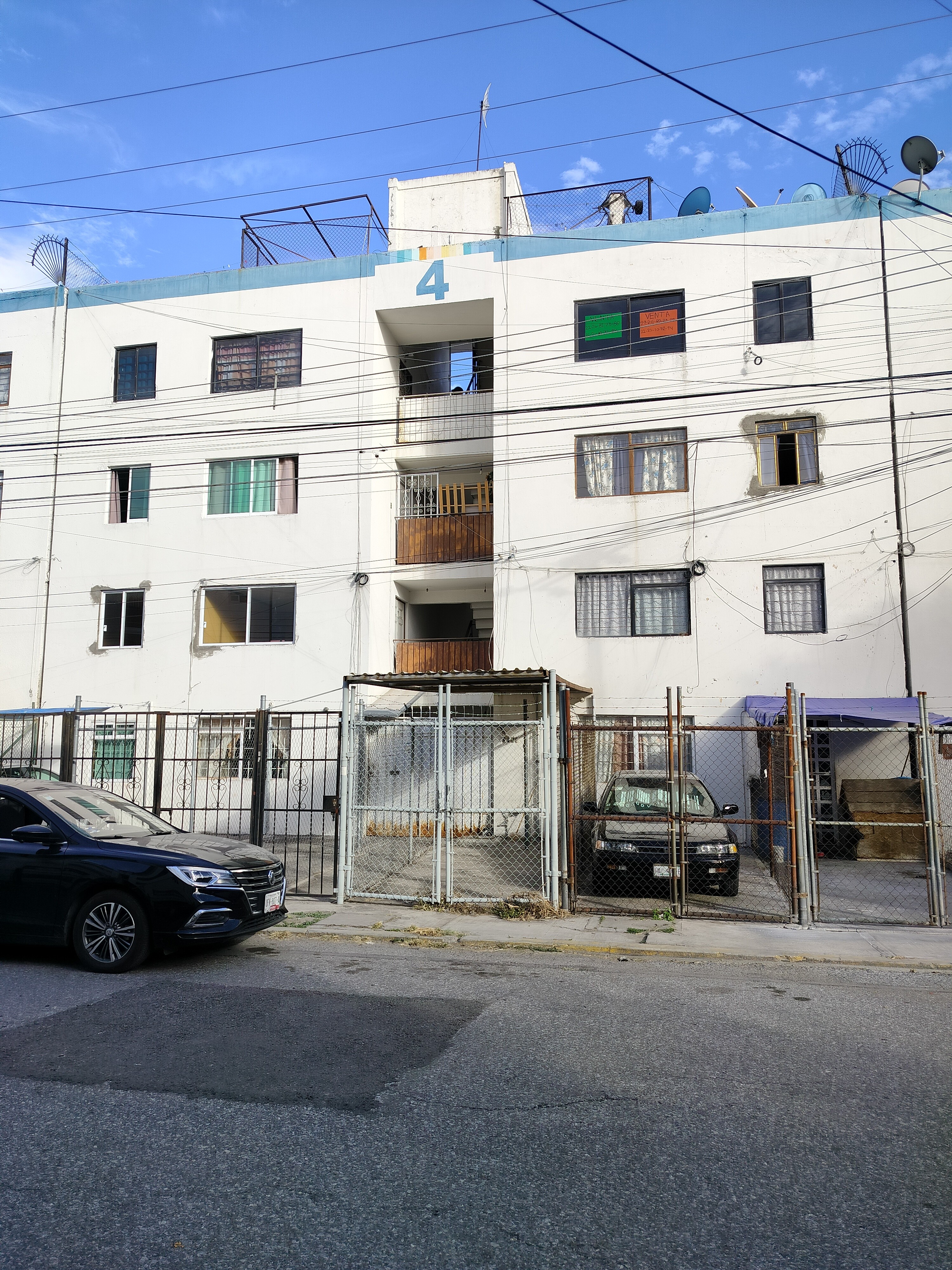Se encuentra en el conjunto habitacional Villa Madero tiene 2 recámaras, sala comedor, cocina, baño completo, área de tendido y cochera propia para 1 auto.

También cuenta con protección en la puerta y las ventanas de aluminio.

Se encuentra en 3er nivel, aceptamos crédito Infonavit, Fovissste o bancario.

Se muestra con cita de lunes a domingo