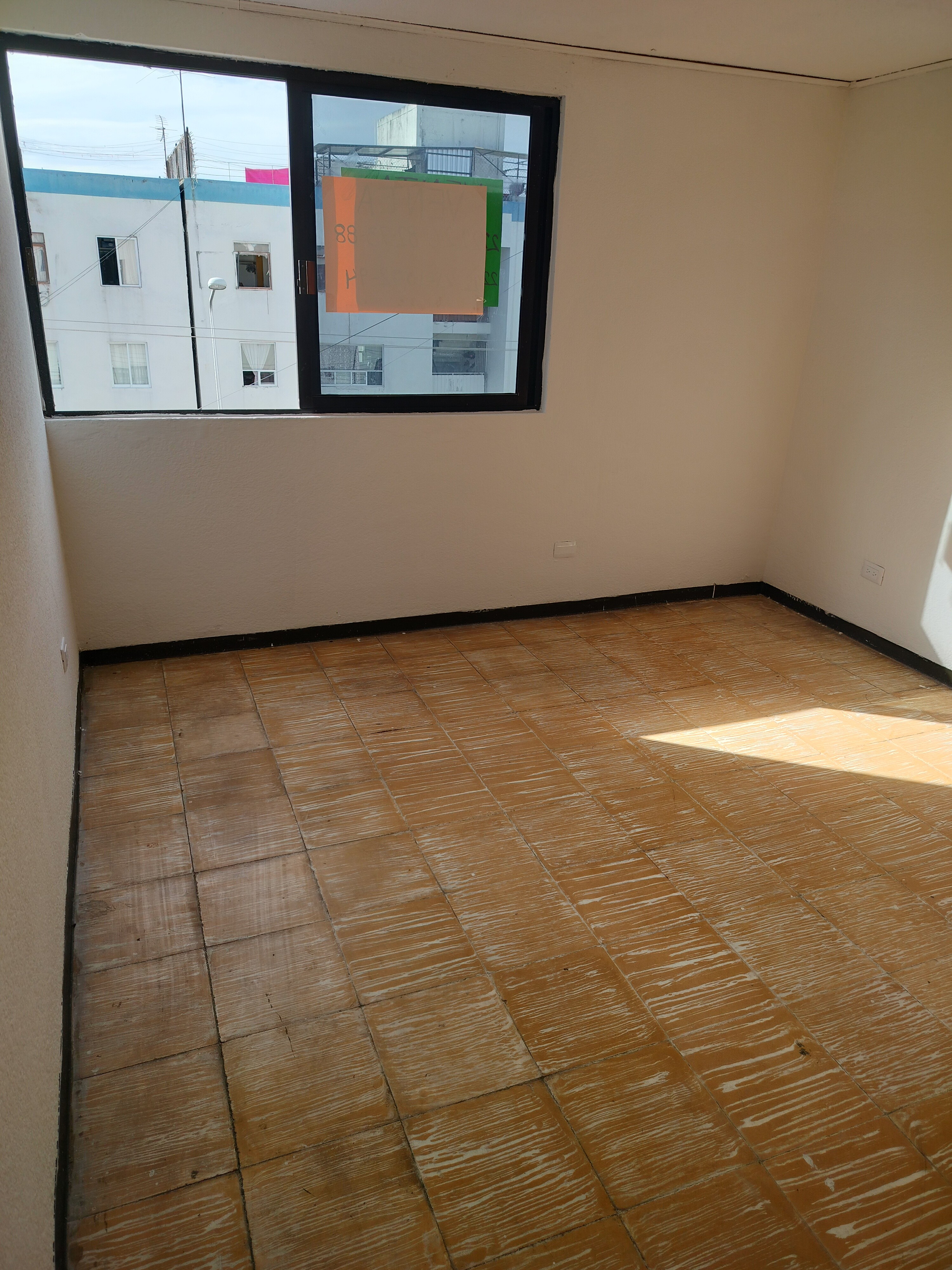 Se encuentra en el conjunto habitacional Villa Madero tiene 2 recámaras, sala comedor, cocina, baño completo, área de tendido y cochera propia para 1 auto.
También cuenta con protección en la puerta y las ventanas de aluminio.
Se encuentra en 3er nivel, aceptamos crédito Infonavit, Fovissste o bancario.
Se muestra con cita de lunes a domingo