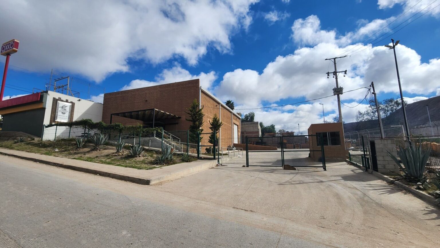 Bodega en Renta en La Gloria
Excelente oportunidad para empresas de logística, almacenamiento o distribución. Ubicada en una de las principales vías de Tijuana, esta bodega ofrece un espacio funcional y bien ubicado para el crecimiento de tu negocio. Aprovecha esta oportunidad para establecer o expandir tu negocio. Contáctanos para más información o para programar una visita.
Renta USD $4,000 dlls por mes
