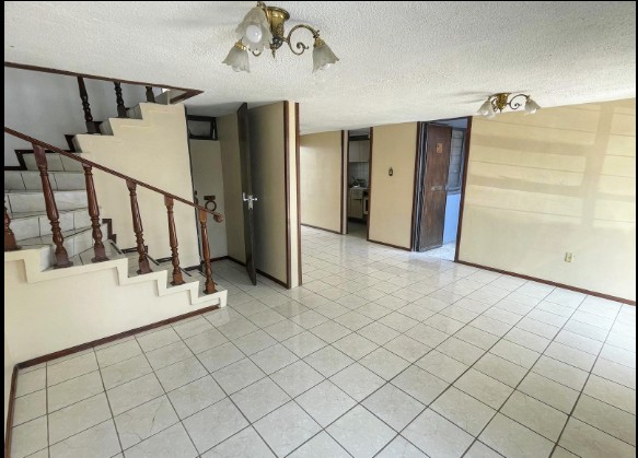 Excelente oportunidad para adquirir casa en una de las colonias más buscadas en Metepec. En privada con portón eléctrico. Cerca de la parroquia de casa blanca.