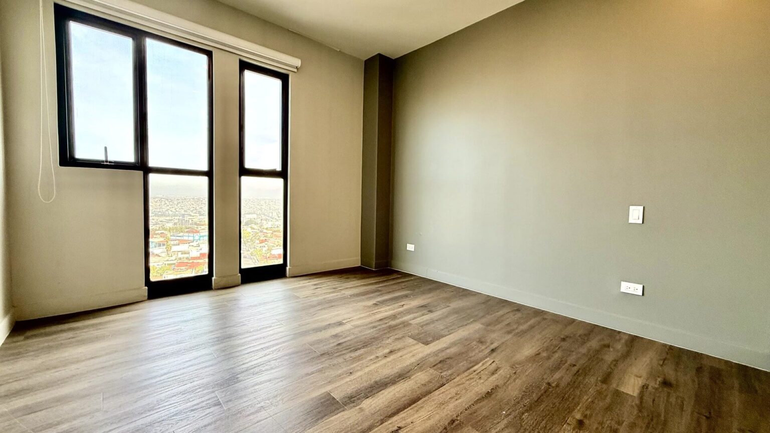 Departamento en Renta en Juárez Residencial
Vive en uno de los desarrollos más exclusivos de Tijuana, Juárez Residencial, un proyecto con solo 30 departamentos distribuidos en 11 niveles, que combina comodidad, diseño y ubicación privilegiada en una de las colonias más tradicionales de la ciudad.
Características del departamento:
• 3 Recámaras.
• 2 Baños completos.
• 2 Cajones de estacionamiento.
• Área de bodega para almacenamiento adicional.
Renta USD $1,850 dlls por mes