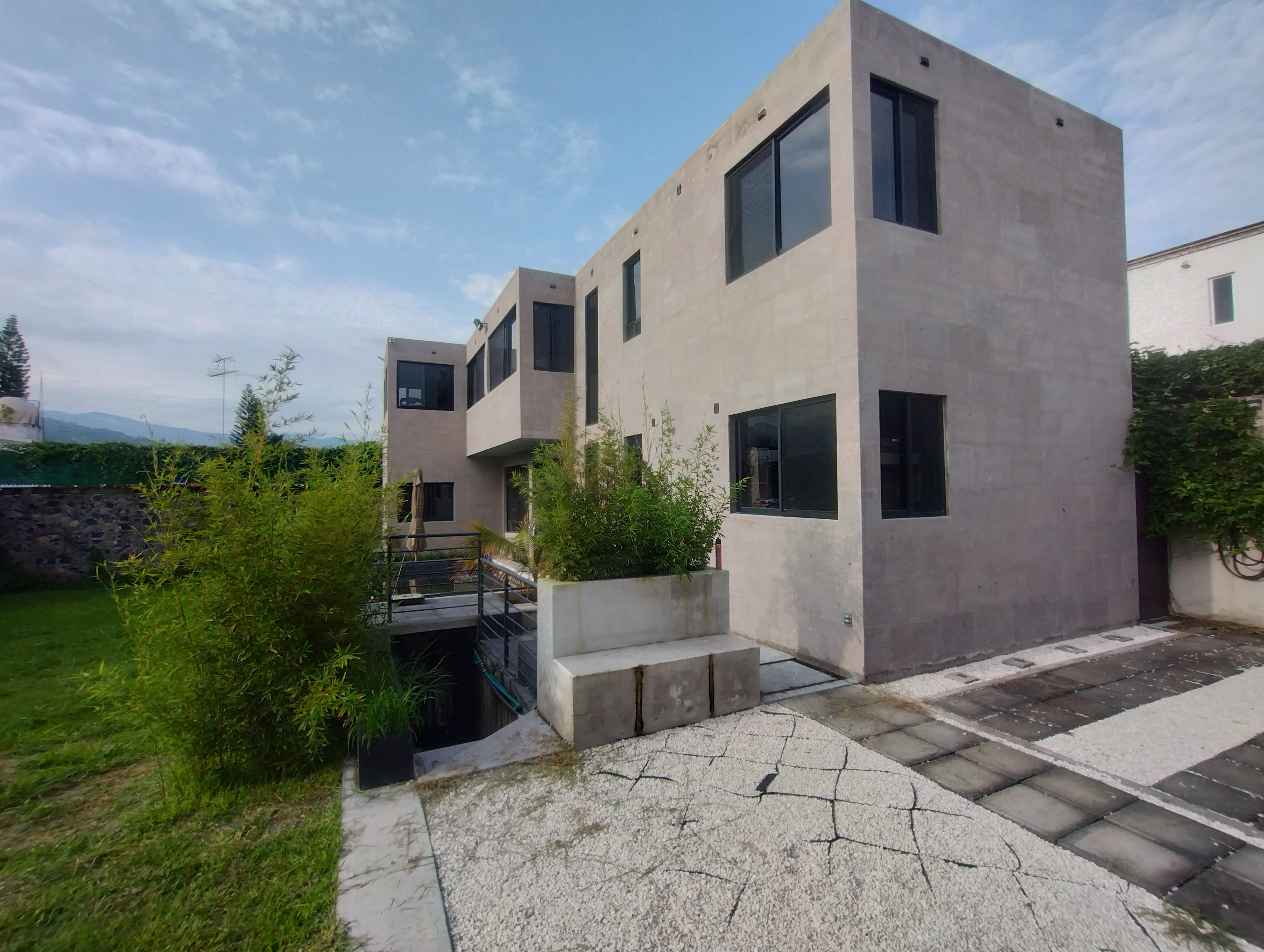 Casi 2 años de antigüedad estilo moderno industrial acabado en microcemento para mantener fresco el interior aún con calor extremo, cantera en fachada.
400 M2 de Terreno
300 M2 de construcción 
3 estacionamientos 
Bardas perimetrales de piedra volcánica 
Alberca acabado chukum tipo jacuzzi 
Cocina integral cuarzo
Cuarto de lavado
Cisterna 8 mil litros
Cistema de captación de agua 
cisterna de 5 mil litros 
Sistema de ahorro de agua en regaderas
Sistema híbrido de energia