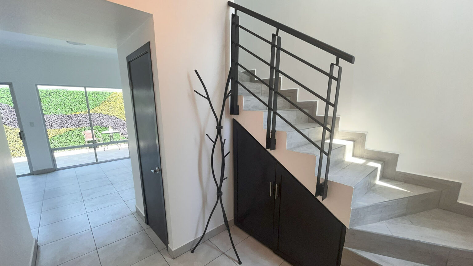 Casa en Venta en Coto Uno
Hermosa casa ubicada en un coto privado con excelentes amenidades, ideal para disfrutar en familia y vivir con seguridad y confort. Un hogar listo para disfrutar en un entorno seguro, tranquilo y con todo lo que tu familia necesita.
Características de la casa
• Sala y comedor amplios.
• Cocina funcional.
• Pequeña bodega bajo la escalera.
• ½ baño en planta baja.
• Patio trasero.
• Cuarto de lavado.
• Recámara principal con baño completo.
• 2 recámaras secundarias con baño compartido.
• Pasillo de servicio.
• Cochera para 2 autos + 1 espacio adicional en la calle.
Amenidades del coto
• Alberca y jacuzzi.
• Áreas verdes.
• Fogatero.
• Área de juegos infantiles.
Superficie
• Terreno: 223 m²
• Construcción: 114 m²
Solicita más información