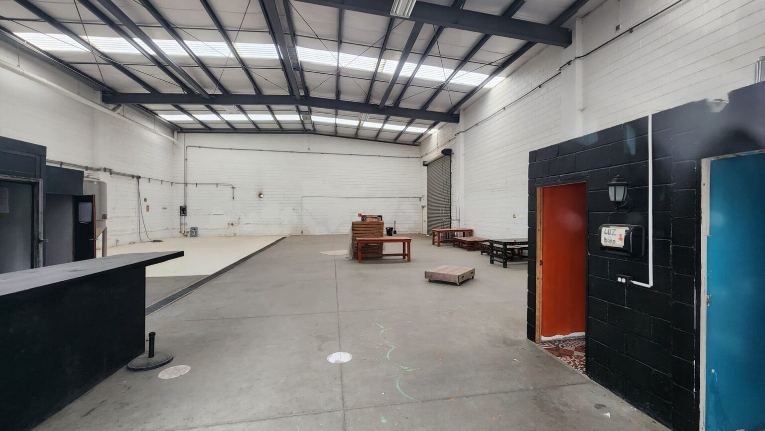 Bodega en Renta en La Gloria
Excelente oportunidad para empresas de logística, almacenamiento o distribución. Ubicada en una de las principales vías de Tijuana, esta bodega ofrece un espacio funcional y bien ubicado para el crecimiento de tu negocio. Aprovecha esta oportunidad para establecer o expandir tu negocio. Contáctanos para más información o para programar una visita.
Renta USD $4,000 dlls por mes