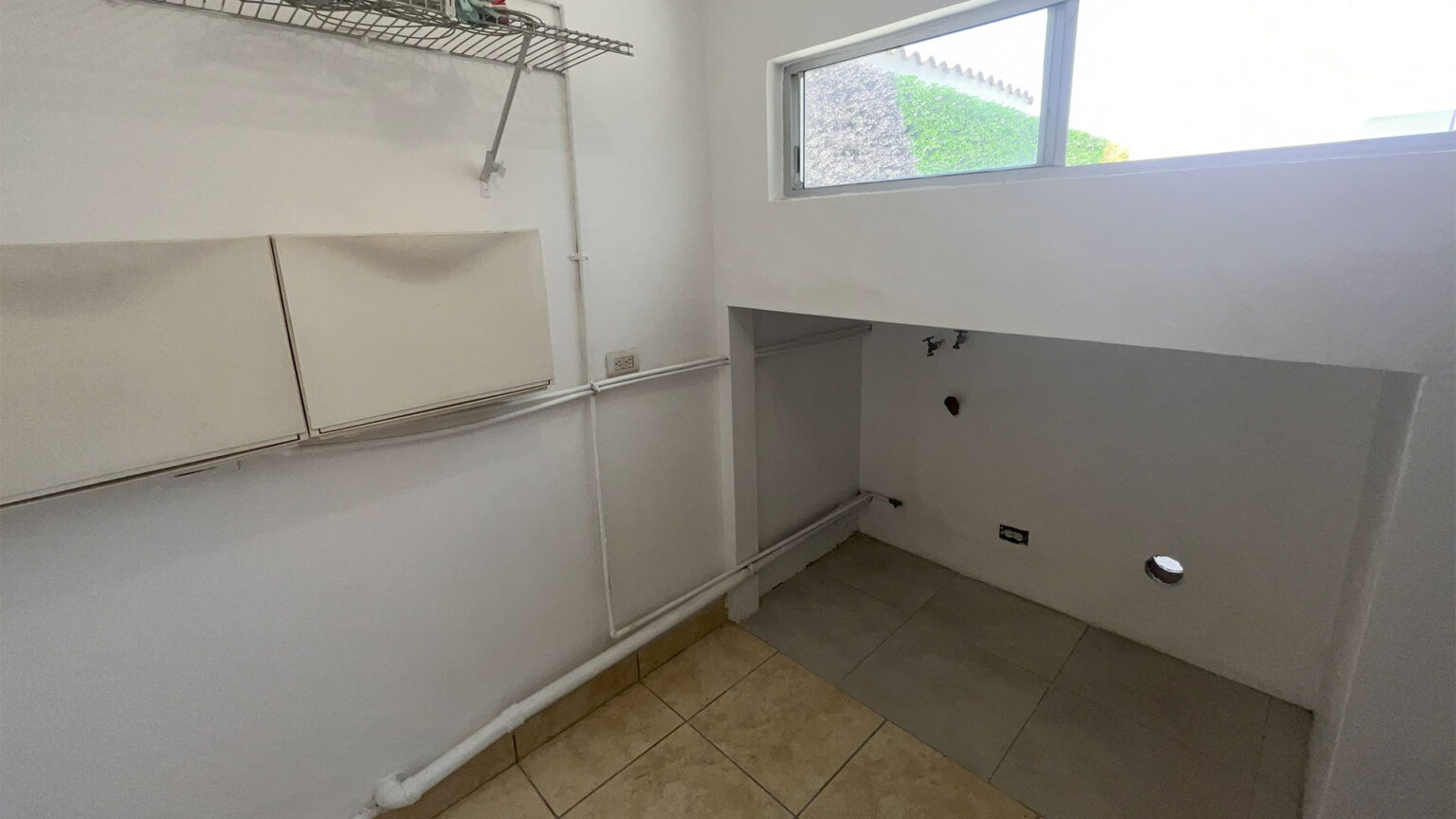 Casa en Venta en Coto Uno
Hermosa casa ubicada en un coto privado con excelentes amenidades, ideal para disfrutar en familia y vivir con seguridad y confort. Un hogar listo para disfrutar en un entorno seguro, tranquilo y con todo lo que tu familia necesita.
Características de la casa
• Sala y comedor amplios.
• Cocina funcional.
• Pequeña bodega bajo la escalera.
• ½ baño en planta baja.
• Patio trasero.
• Cuarto de lavado.
• Recámara principal con baño completo.
• 2 recámaras secundarias con baño compartido.
• Pasillo de servicio.
• Cochera para 2 autos + 1 espacio adicional en la calle.
Amenidades del coto
• Alberca y jacuzzi.
• Áreas verdes.
• Fogatero.
• Área de juegos infantiles.
Superficie
• Terreno: 223 m²
• Construcción: 114 m²
Solicita más información