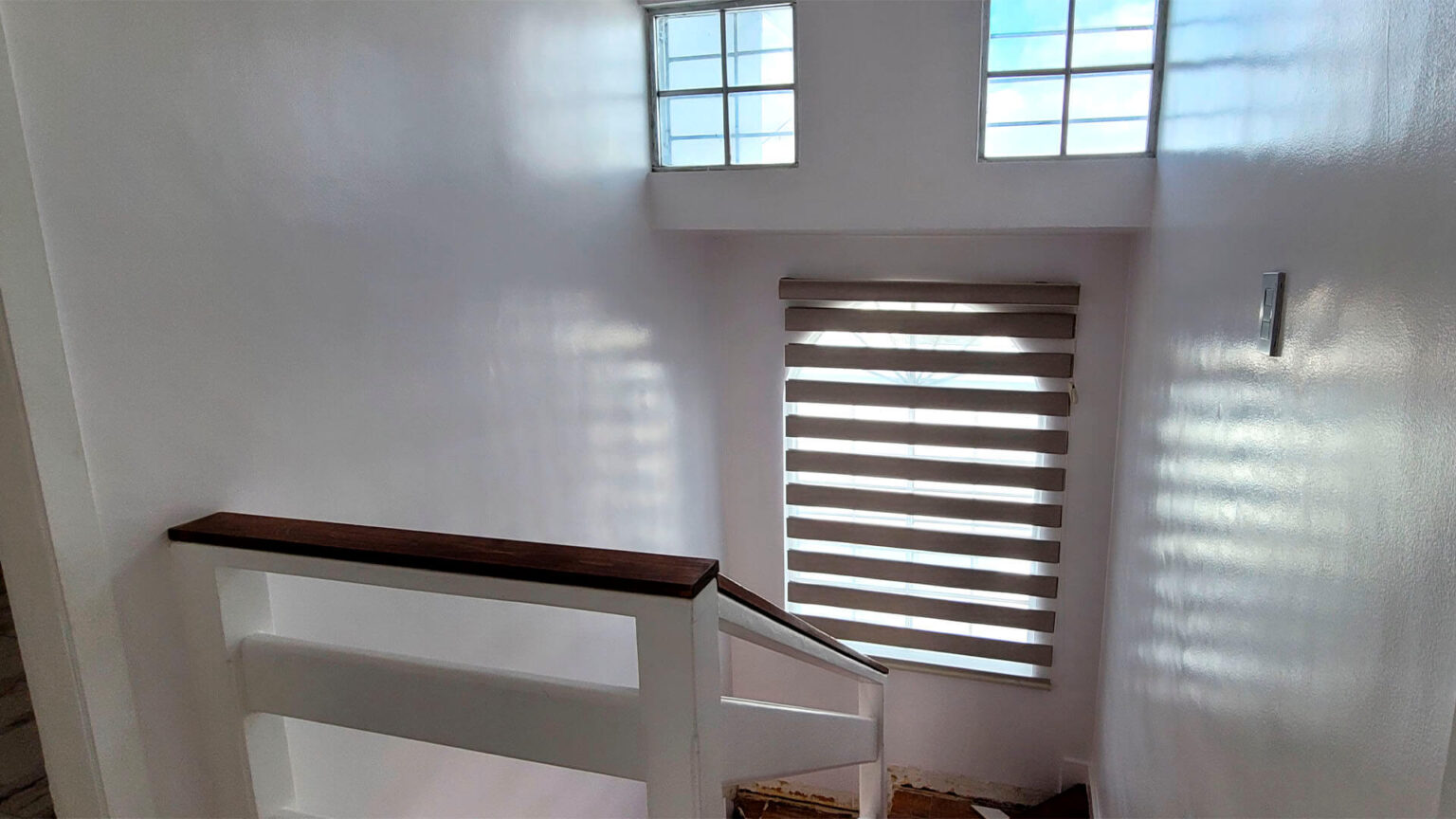 Casa en Renta en Altabrisa
Ubicada en una privada segura y rodeada de residencias de alto nivel, esta impecable propiedad ofrece comodidad y una ubicación privilegiada a minutos de UABC, Tecnológico de Tijuana y la Garita de Otay.
Renta USD $2,100 dlls por mes