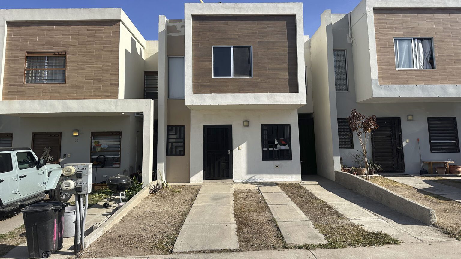 Casa en Venta en Madeira Residencial

¡Vive en un lugar tranquilo y cómodo, diseñado para disfrutar con tu familia! Contáctanos para más información o para agendar una visita.

Espacios:

• 3 recámaras amplias.
• 2 baños completos.
• Patio trasero y pasillo lateral.
• Área de estacionamiento.

Venta MXN $2,500,000 pesos