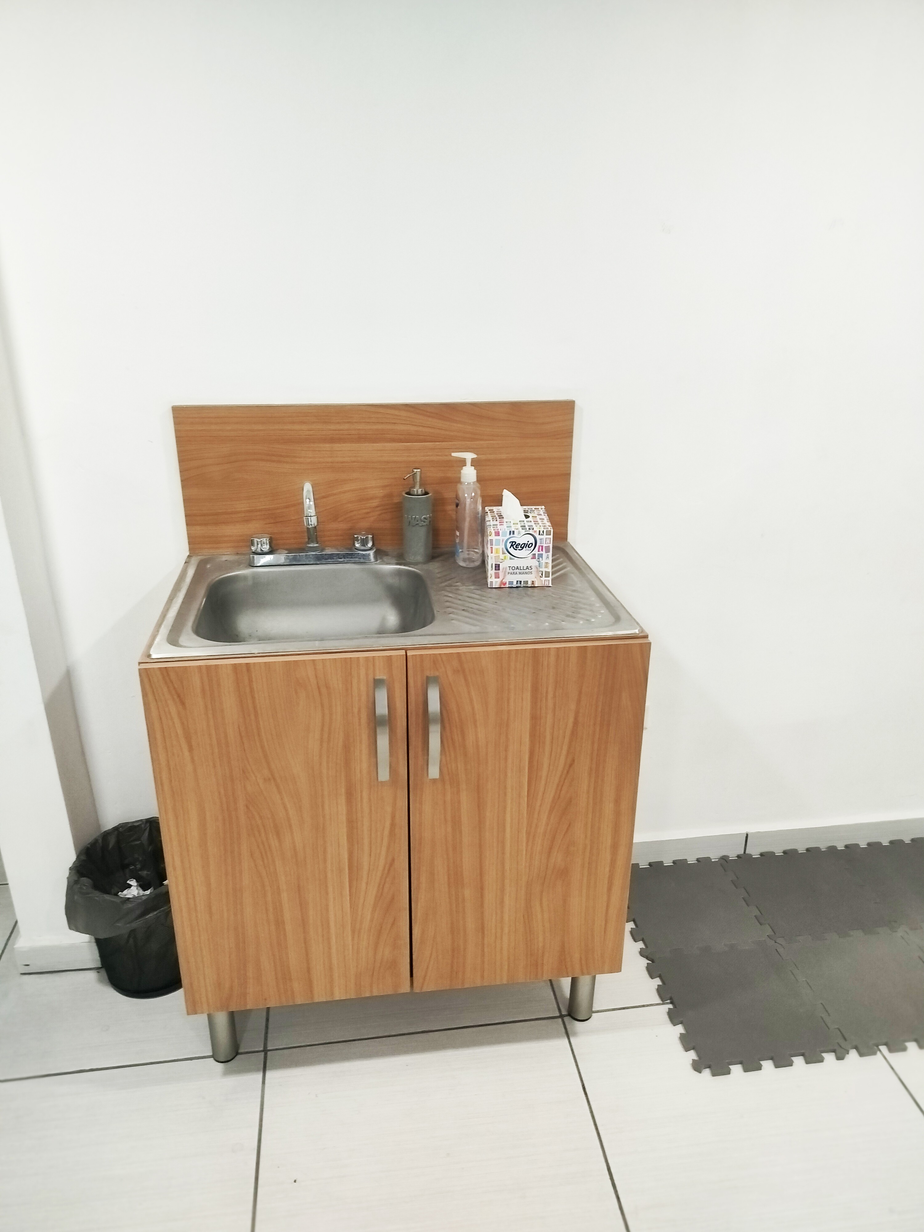 Renta de Consultorios Médicos en Puebla - Diagonal Defensores de la República
¡Impulsa tu práctica médica en un entorno de profesionales de la salud! Ofrecemos consultorios en renta ubicados estratégicamente en una clínica privada sobre la Diagonal Defensores de la República esquina con 18 Poniente en Puebla, una zona de alta afluencia y fácil acceso.
Características del consultorio:
Espacios cómodos y bien iluminados: Consultorios diseñados para proporcionar un ambiente acogedor tanto para e