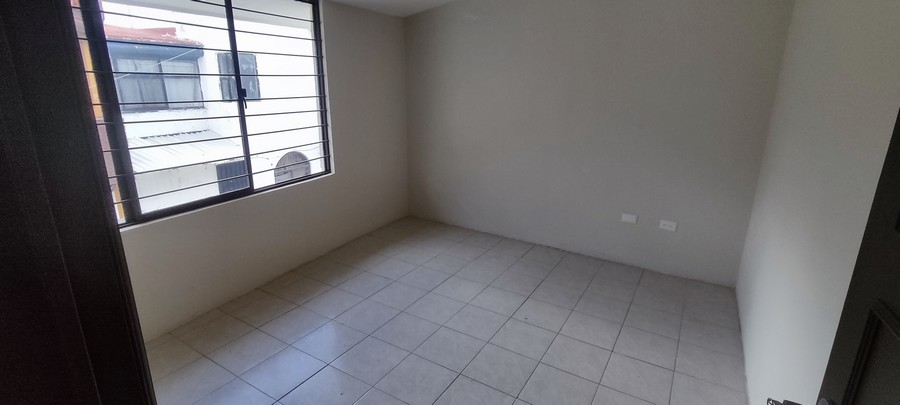 Tiene 3 recamaras, 2 de ellas con closets, sala comedor, cocina, medio baño abajo, baño completo arriba, cochera propia y local con acceso a la calle.
Se muestra con cita
Se encuentra a calle y media de Av. 16 de septiembre Cerca de las colonias: Bugambilias, Vicente Guerrero, Patrimonio, Puebla Textil, San José Mayorazgo, San Manuel, Loma Linda, Puebla Textil.