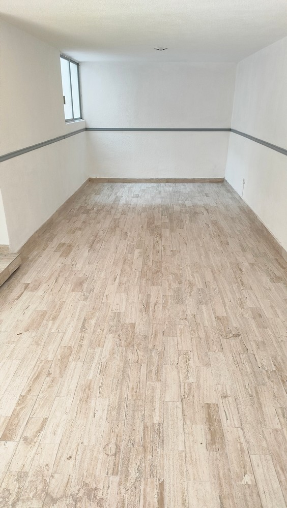 Tiene 3 recámaras con closet, la principal con baño completo y otro baño completo para las demás recámaras, sala-comedor, cocina con cocineta y alacena, medio baño, zotehuela ampliada, cochera para 2 autos.
Está remodelada, tiene puertas nuevas, pintura nueva, closets nuevos, cocineta nueva, muebles de baño nuevos, se pintó en exterior e interior y se impermeabilizó con carpeta asfáltica la azotea.
Lo mejor es el precio $1,590,000 pesos en la zona es difícil encontrar casa de este rango