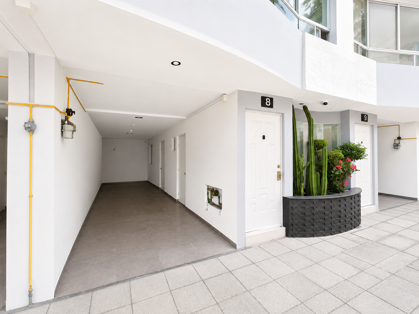 *PRECIO RENTA $40 K.
MANTENIMIENTO: $2,000.00

Descripción:
*CASA VERTICAL.
*SALA / ESTANCIA.
*COMEDOR.
*COCINA CON COCINA INTEGRAL.
*AREA DE LAVADO.
*4 RECAMARAS.
*3 ½ BAÑOS
*2 CAJONES DE ESTACIONAMIENTO.
*CUARTO DE SERVICIO.
*TERRAZA SEMI TECHADA.
*VIGILANCIA 24 HRS.
*CONSTRUCCIÓN 153 M².