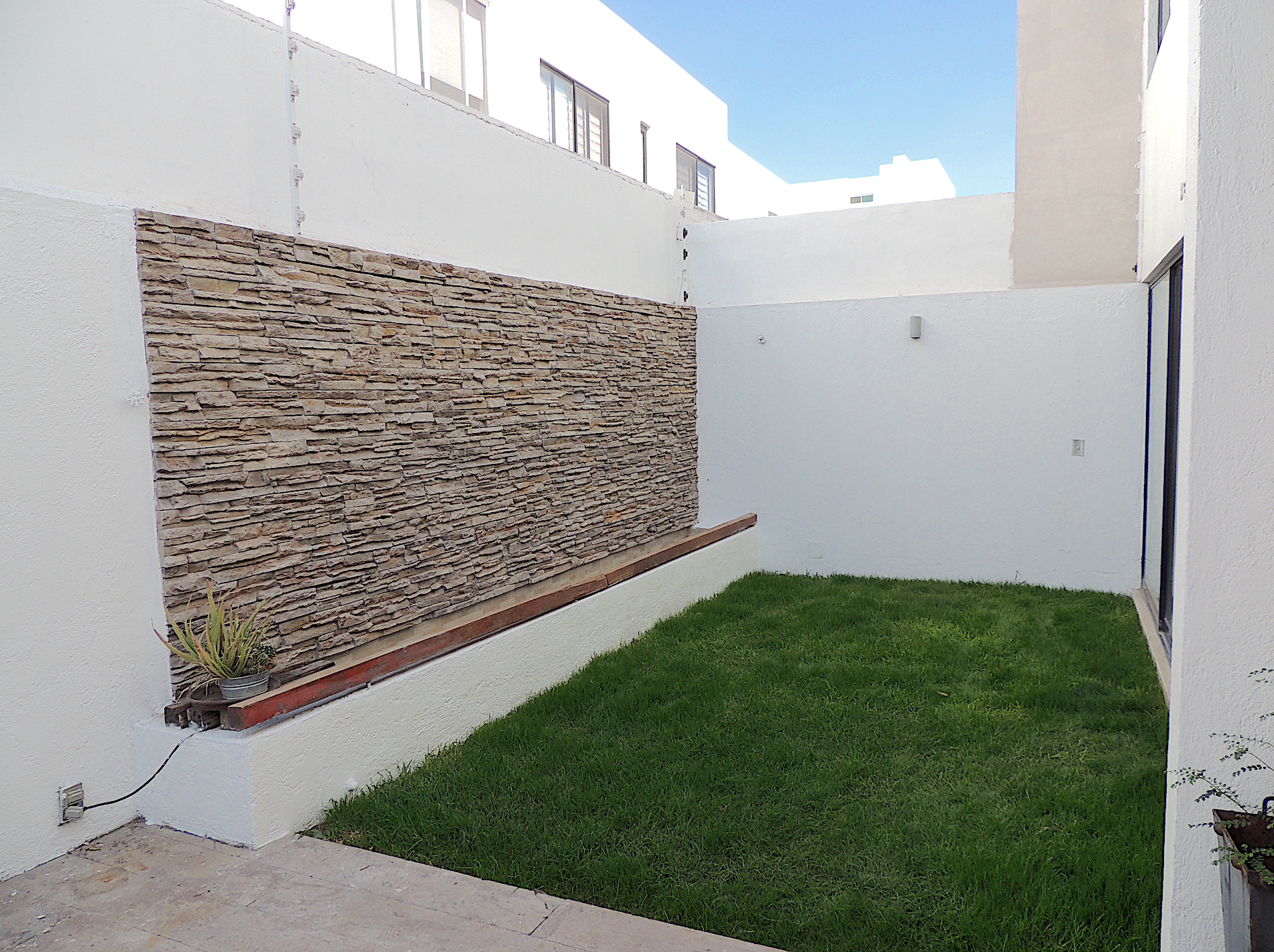 Casa privada Hacienda Santa Fe, con agradables amenidades. Cuenta con recibidor, estudio u opción para adaptar una recámara de visitas, amplia estancia con área independiente para cantina, cocina integral con alacena, y un patio con muro llorón y espacio para guardar. En el segundo nivel se encuentran 3 recámaras, la principal con balcón exterior vestidor y baño y 2 recámaras secundarias con clóset y un segundo baño completo. El tercer nivel es un family o espacio multiusos para reuniones