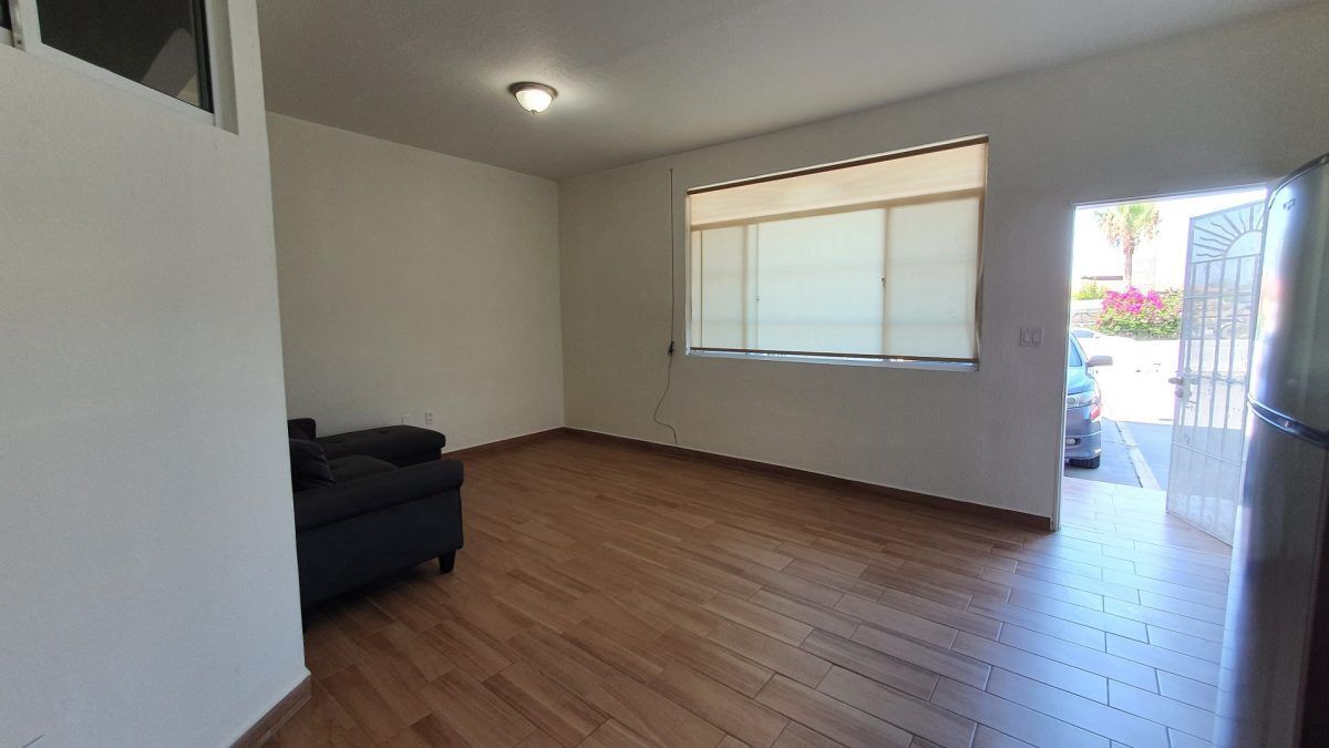 ¡Renta tu nuevo hogar! Departamento semiamueblado en Otay, a solo 2 minutos de la Garita
Disfruta de una cómoda ubicación y un estilo de vida práctico en este departamento semiamueblado en el fraccionamiento Garita de Otay, Tijuana.
Este departamento te ofrece:
• Ubicación estratégica a solo 2 minutos de la Garita de Otay
• Ideal para personas que trabajan en Estados Unidos o en la zona industrial de Tijuana
• Semiamueblado con refrigerador, estufa, cama y sofá
Renta: USD $700 por mes