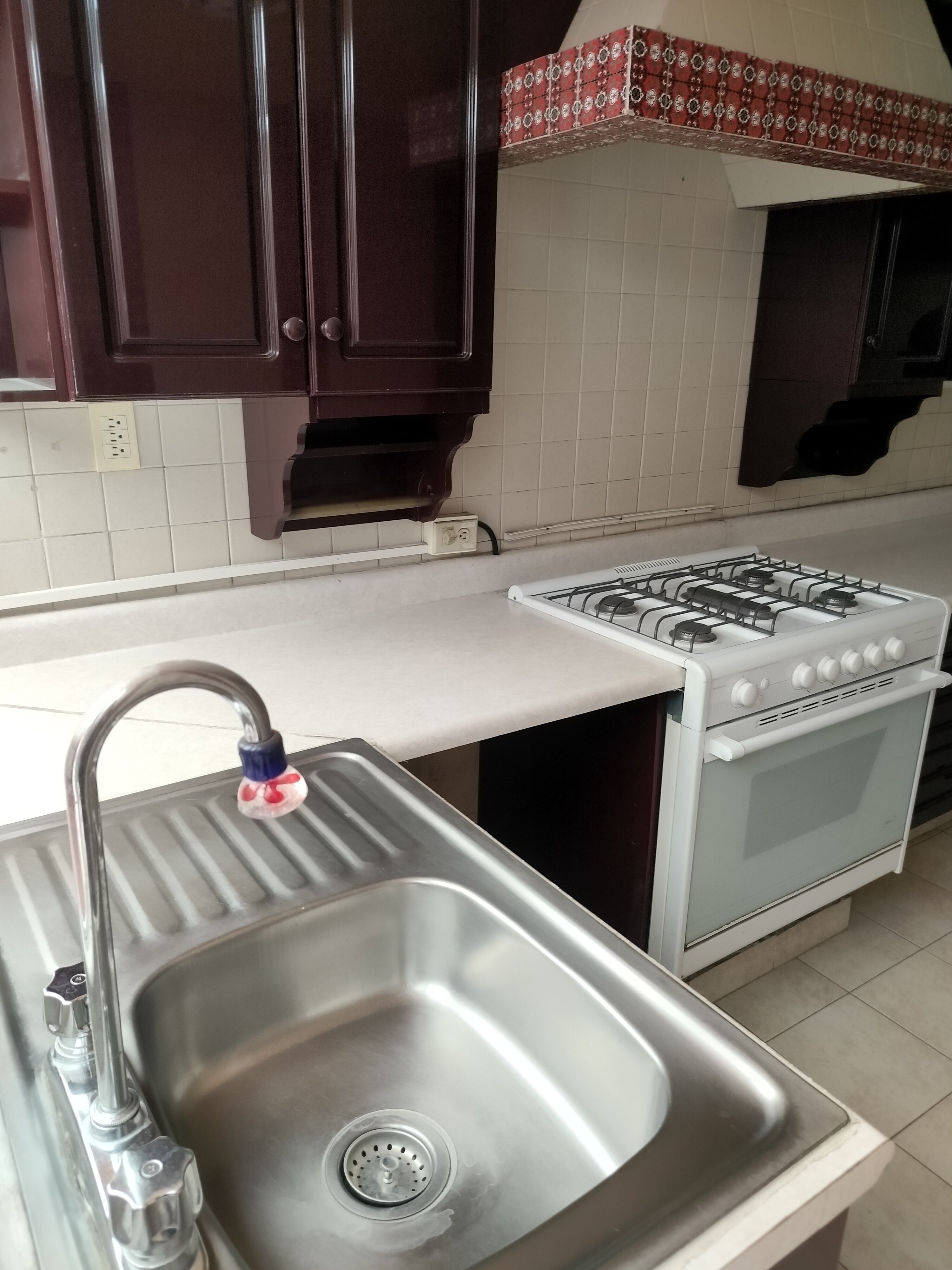 Excelente tanto para casa habitación o comercio, SPA, Clínica de Rehabilitación, Consultorio, Oficinas.
Tiene alberca techada con policarbonato, funcionando con filtros y caldera.
La casa cuenta en planta baja con:
cochera techada para 2 automóviles, Sala comedor, cocina con cocina integral, 1 recámara, baño completo y despacho.
En planta alta:
Tiene 2 recámaras amplias con closets, terraza y baño completo.
En la azotea tiene roofgarden con asador, cuarto de lavado y cuarto de servicio baño