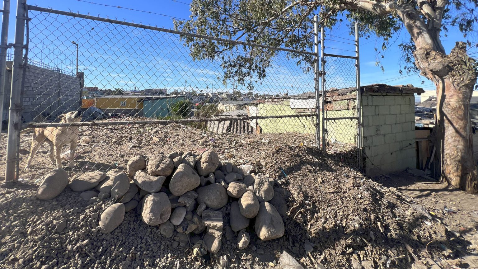 Terreno en Venta en Gran Tenochtitlán
¡Oportunidad única de inversión para construir tu hogar ideal! Este terreno cuenta con 206.7 metros cuadrados y tiene una ubicación privilegiada a pie de calle, perfecto para desarrollar la casa de tus sueños en una de las zonas más prometedoras de la ciudad.
Dimensiones:
• Frente: 10 metros
• Fondo: 20.665 metros
Venta USD $29,500 dlls