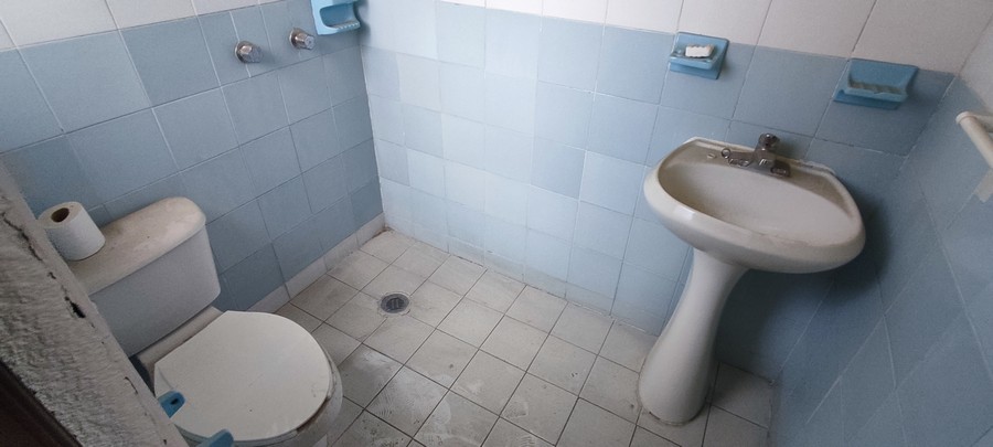 Tiene 3 recamaras, 2 de ellas con closets, sala comedor, cocina, medio baño abajo, baño completo arriba, cochera propia y local con acceso a la calle.
Se muestra con cita
Se encuentra a calle y media de Av. 16 de septiembre Cerca de las colonias: Bugambilias, Vicente Guerrero, Patrimonio, Puebla Textil, San José Mayorazgo, San Manuel, Loma Linda, Puebla Textil.