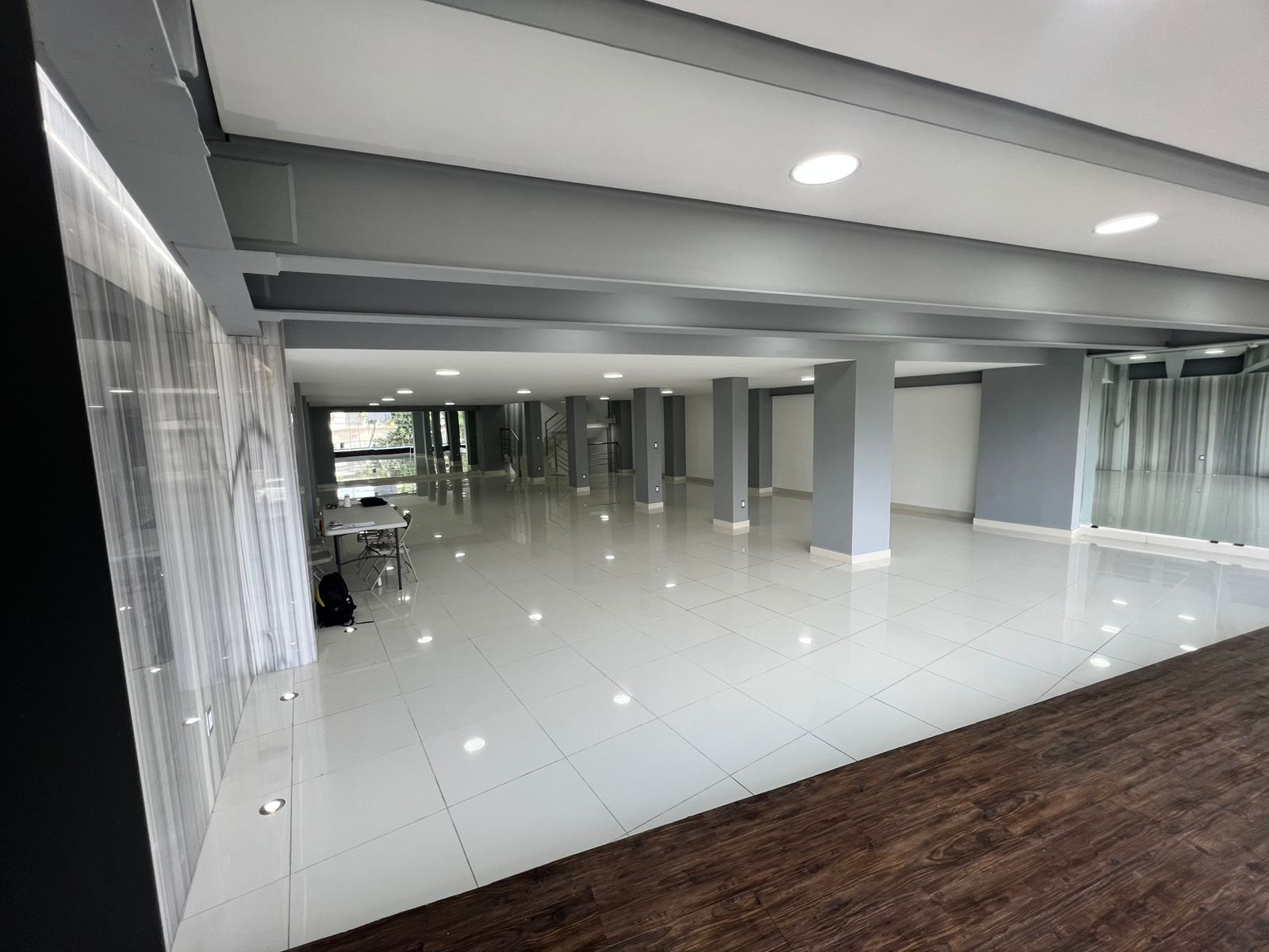 Increíble edificio comercial de 790m2 distribuidos en planta baja y tres niveles con gran amplitud en cada uno de los pisos, cuenta con dos medios baños completamente nuevos, terraza al aire libre con increíble vista y espacio de estacionamiento frente al edificio.