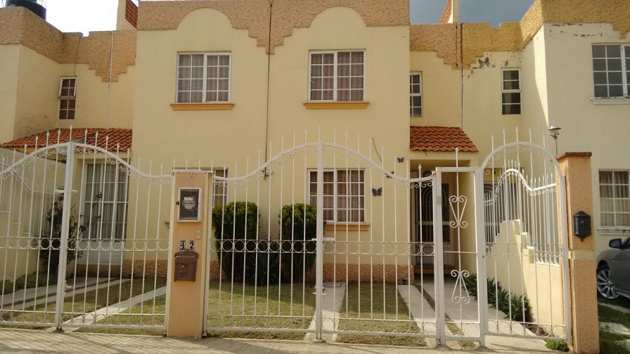 Amplia casa en conjunto cerrado a 10 minutos de Tlaxcala
CONTACTO: 2221767909
Fraccionamiento La Virgen en Panotla Tlaxcala y
a 30 de Volkswagen
424 m2 de terreno
220 m2 de construcción
Junto a zona arbolada con hermosa vista.
Con amplio jardín de 250 m2
PLANTA BAJA:
Recibidor
Sala comedor
Cocina integral
Estudio
Bar
Baño de visitas
Cuarto de servicio
Área de lavado
Jardin verdaderamente grande
PLANTA ALTA
4 recámaras
2 baños completos
SE VENDE CON O SIN MUEBLES