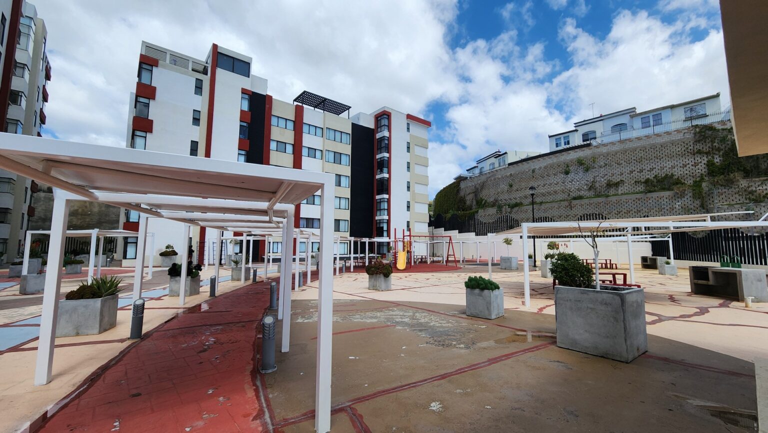 Departamento en Venta en Colinas de Chapultepec
Este amplio y moderno departamento te ofrece la oportunidad de vivir en una de las zonas más privilegiadas de Tijuana. Ubicado dentro de la Zona Dorada, disfrutarás de un entorno seguro, con excelente conectividad y acceso inmediato a escuelas, restaurantes, bares y comercios. Ideal para quienes buscan comodidad, seguridad y un estilo de vida práctico y bien ubicado.
Características
• Superficie de 105 m² en un solo nivel.
• 2 recámaras.
• 2 bañ