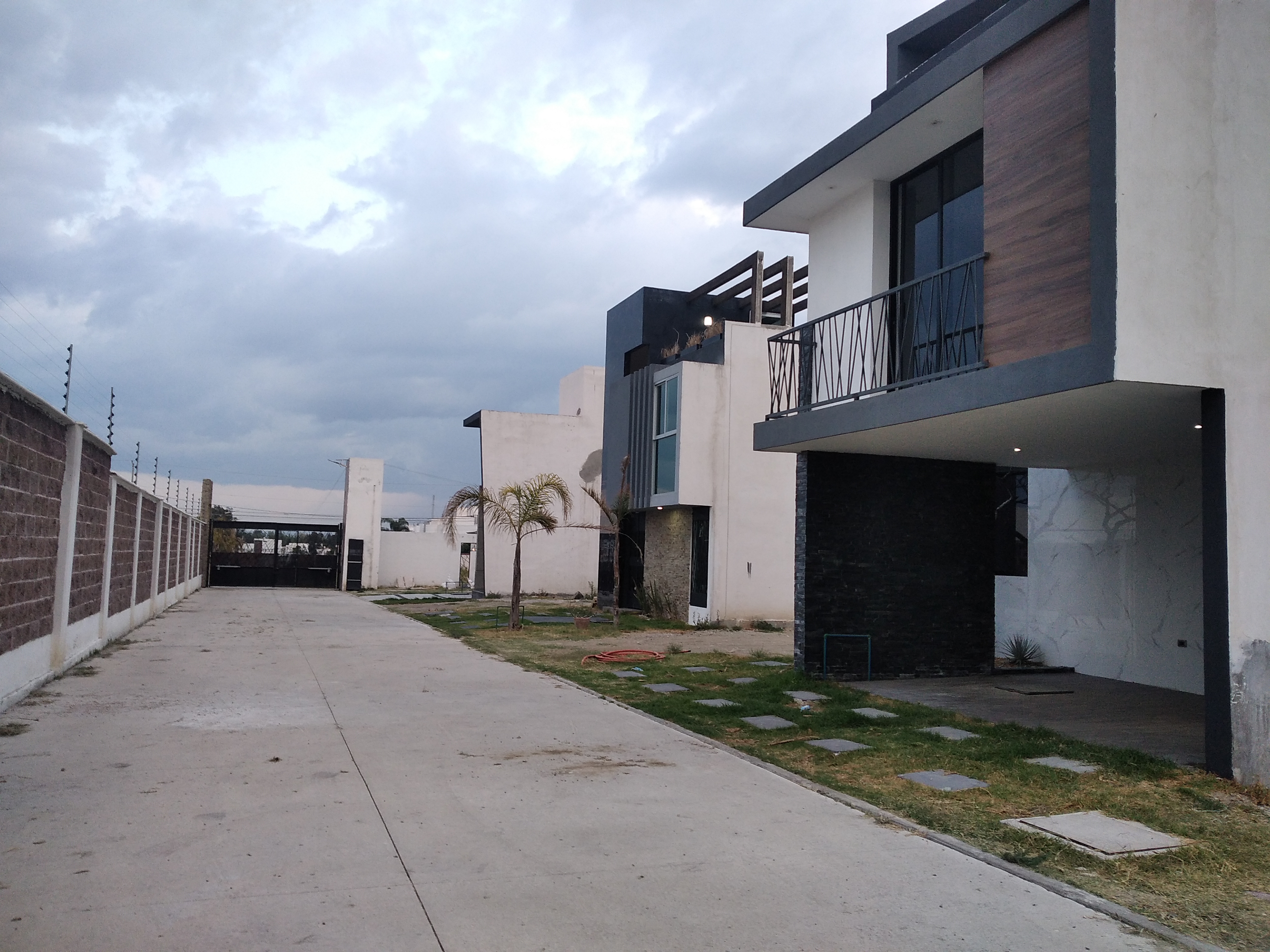 TERRENO UBICADO EN CONJUNTO PEQUEÑO CERRADO CON PORTÓN ELÉCTRICO.
CONTACTO 2221767909
CONJUNTO PEQUEÑO DE 8 PROPIEDADES, CON CONSTRUCCIONES NUEVAS DE
EXCELENTE NIVEL .
IDEAL PARA QUIEN DESEA CONSTRUIR CASA DE NIVEL RESIDENCIAL, EN ZONA CON ALTA PLUSVALÍA..
SE ENCUENTRA CERCA DE ESCUELAS COMO COLEGIO LE BRET, UNION MONTESSORI, INSTITUTO MEXICO, INSTITUTO
MADERO, UDLAP.
ACCESO A DIFERENTES VÍAS DE COMUNICACIÓN: ANTIGUO CAMINO A MORILLOTLA, CAMINO REAL A
CHOLULA, PERIFÉRICO.
ZONA MUY AGRADABLE Y CON ALTA PLUSVALÍA.