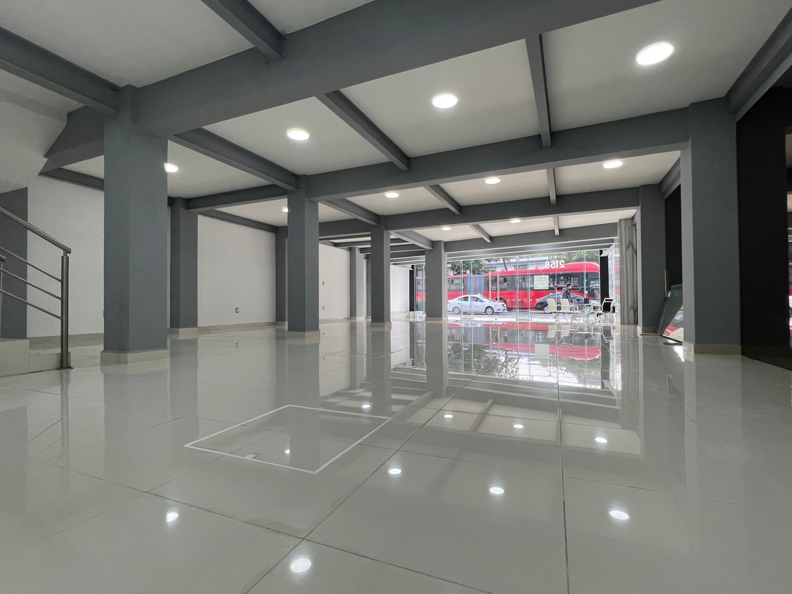 Increíble edificio comercial de 790m2 distribuidos en planta baja y tres niveles con gran amplitud en cada uno de los pisos, cuenta con dos medios baños completamente nuevos, terraza al aire libre con increíble vista y espacio de estacionamiento frente al edificio.