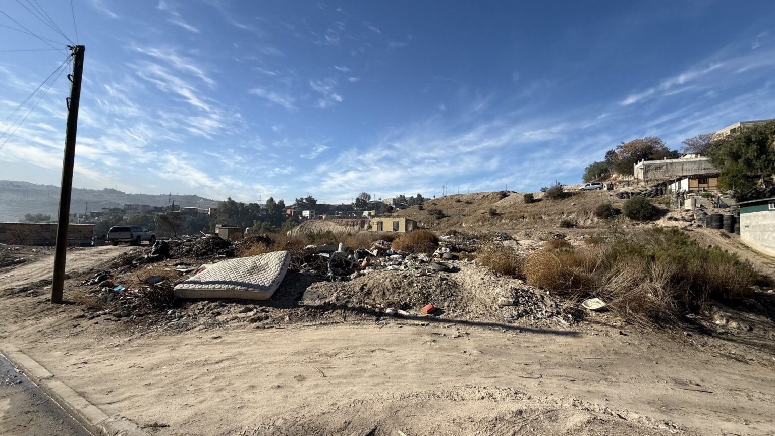 Terreno en Venta en Cañón del Sainz
Gran oportunidad para desarrolladores e inversionistas. Este terreno cuenta con una ubicación estratégica, ideal para proyectos residenciales o comerciales. Su cercanía a servicios educativos, médicos y comerciales lo convierte en una opción altamente atractiva.
Características:
• Superficie de 4,937 metros cuadrados.
• Uso de suelo residencial.
• Cercano a importantes plazas comerciales y servicios esenciales.
Venta USD $790,000 dlls