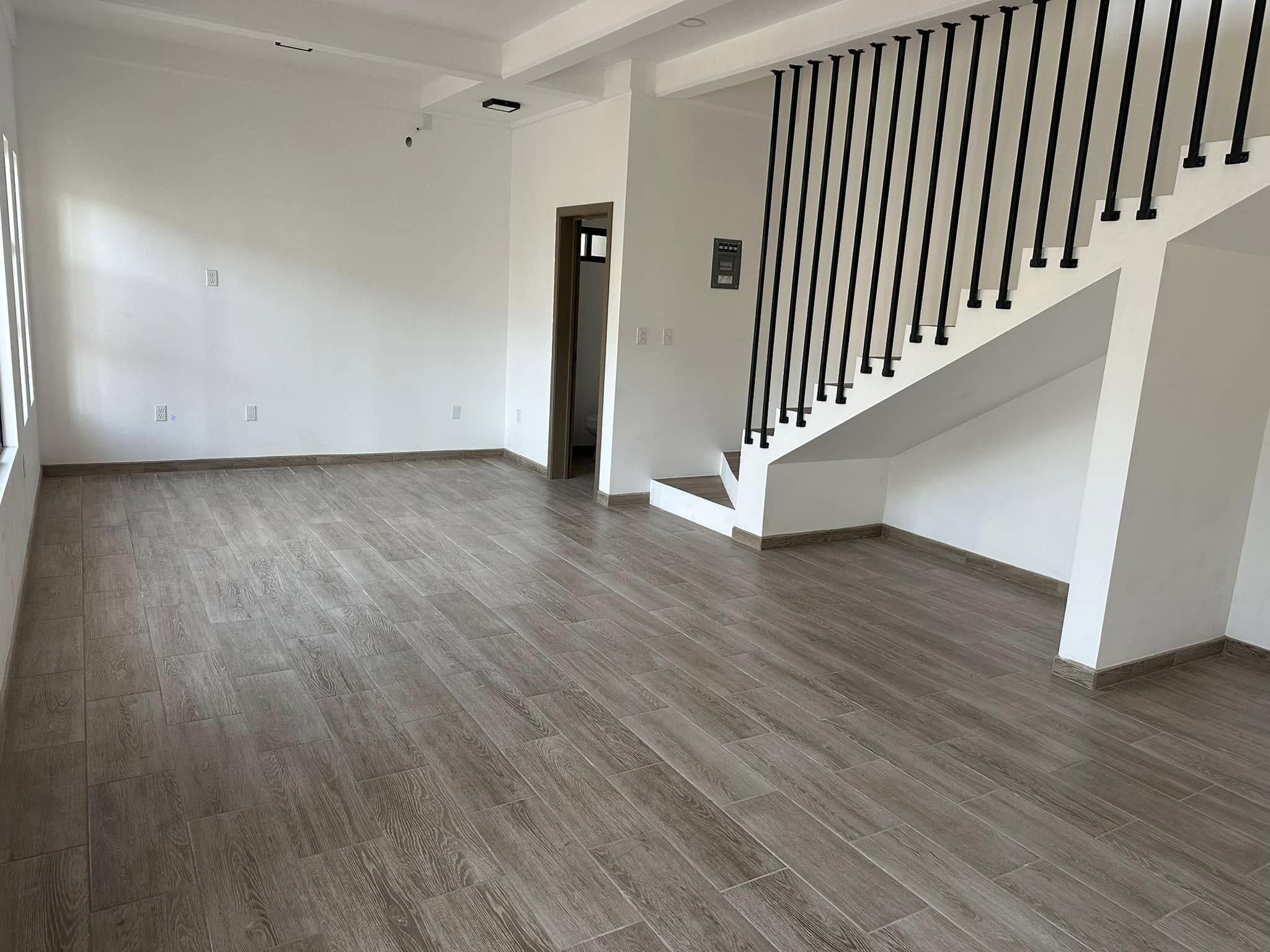 Townhouse en Renta en Avenida Las Ferias
Este acogedor townhouse es perfecto para profesionales o familias que buscan vivir en una ubicación privilegiada en Tijuana, con acceso rápido a diversos servicios y puntos de interés. Si estás interesado en conocer esta propiedad, no dudes en contactarnos para agendar una visita. ¡Te atenderemos con gusto!
Ubicación:
• Situado en Avenida Las Ferias, a solo pasos del Club Britania.
Renta USD $1,600 dlls por mes