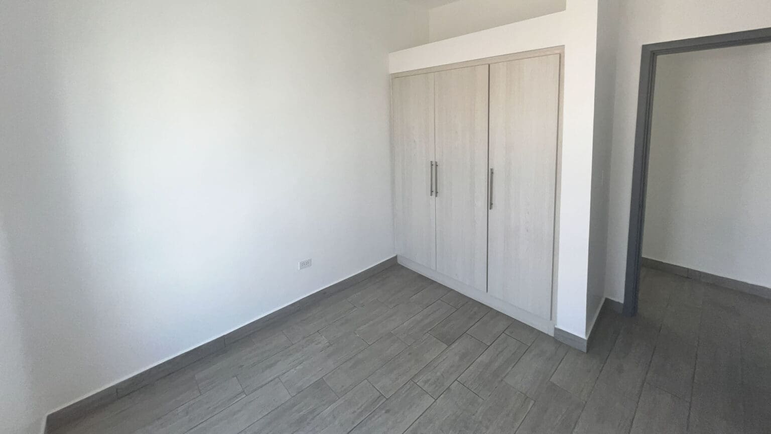Casa en Venta en Coto Uno
Hermosa casa ubicada en un coto privado con excelentes amenidades, ideal para disfrutar en familia y vivir con seguridad y confort. Un hogar listo para disfrutar en un entorno seguro, tranquilo y con todo lo que tu familia necesita.
Características de la casa
• Sala y comedor amplios.
• Cocina funcional.
• Pequeña bodega bajo la escalera.
• ½ baño en planta baja.
• Patio trasero.
• Cuarto de lavado.
• Recámara principal con baño completo.
• 2 recámaras secundarias con baño compartido.
• Pasillo de servicio.
• Cochera para 2 autos + 1 espacio adicional en la calle.
Amenidades del coto
• Alberca y jacuzzi.
• Áreas verdes.
• Fogatero.
• Área de juegos infantiles.
Superficie
• Terreno: 223 m²
• Construcción: 114 m²
Solicita más información