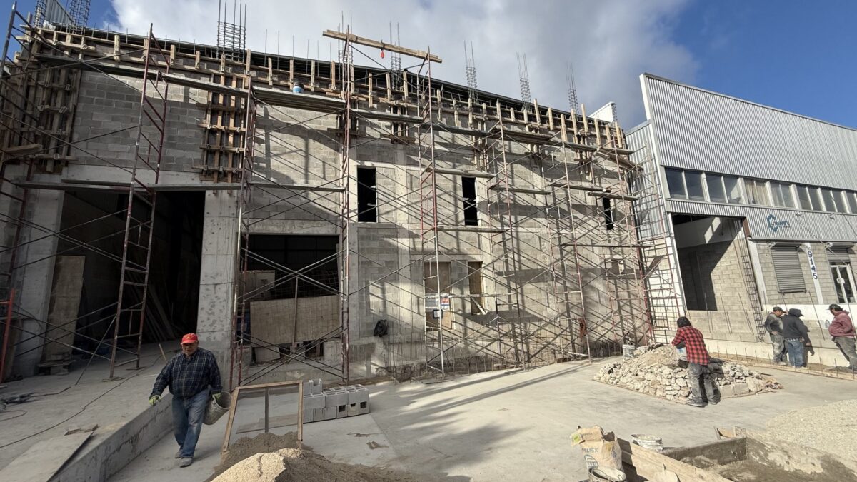 Bodega en Renta en Parque Industrial Pacifico
La ubicación, distribución y características hacen de esta bodega una opción ideal para empresas de logística, almacenamiento o distribución, asegurando acceso rápido y óptimo para operaciones comerciales e industriales. Se encuentra sobre la vialidad principal del Blvd. Pacífico, en una de las zonas más comerciales e industriales de Tijuana, ideal para comercialización o distribución de productos.
Renta USD $5,400 dlls por mes