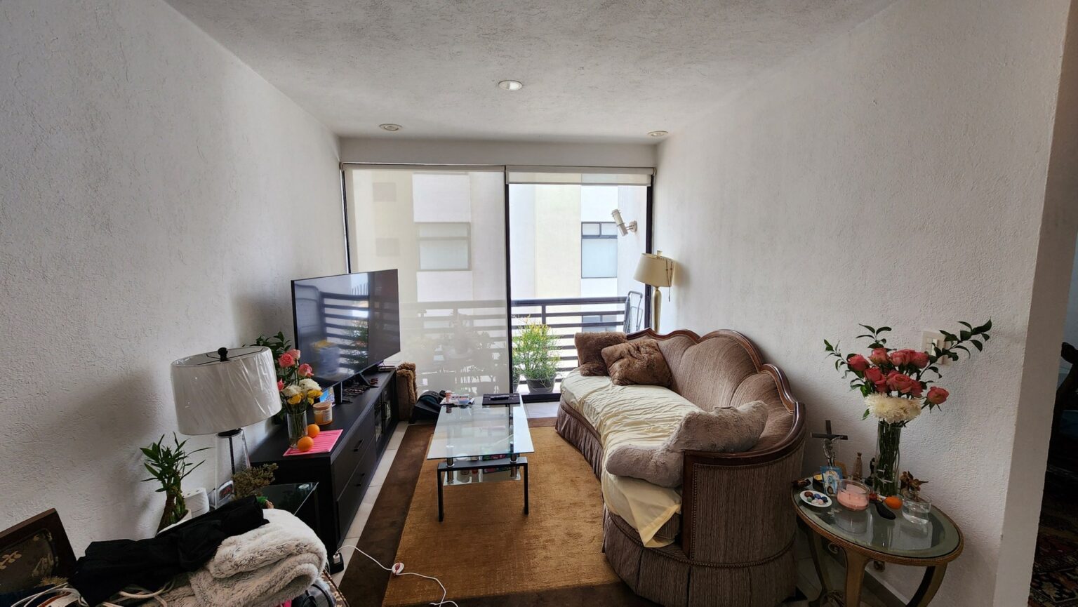 Departamento en Venta en Colinas de Chapultepec
Este amplio y moderno departamento te ofrece la oportunidad de vivir en una de las zonas más privilegiadas de Tijuana. Ubicado dentro de la Zona Dorada, disfrutarás de un entorno seguro, con excelente conectividad y acceso inmediato a escuelas, restaurantes, bares y comercios. Ideal para quienes buscan comodidad, seguridad y un estilo de vida práctico y bien ubicado.
Características
• Superficie de 105 m² en un solo nivel.
• 2 recámaras.
• 2 bañ