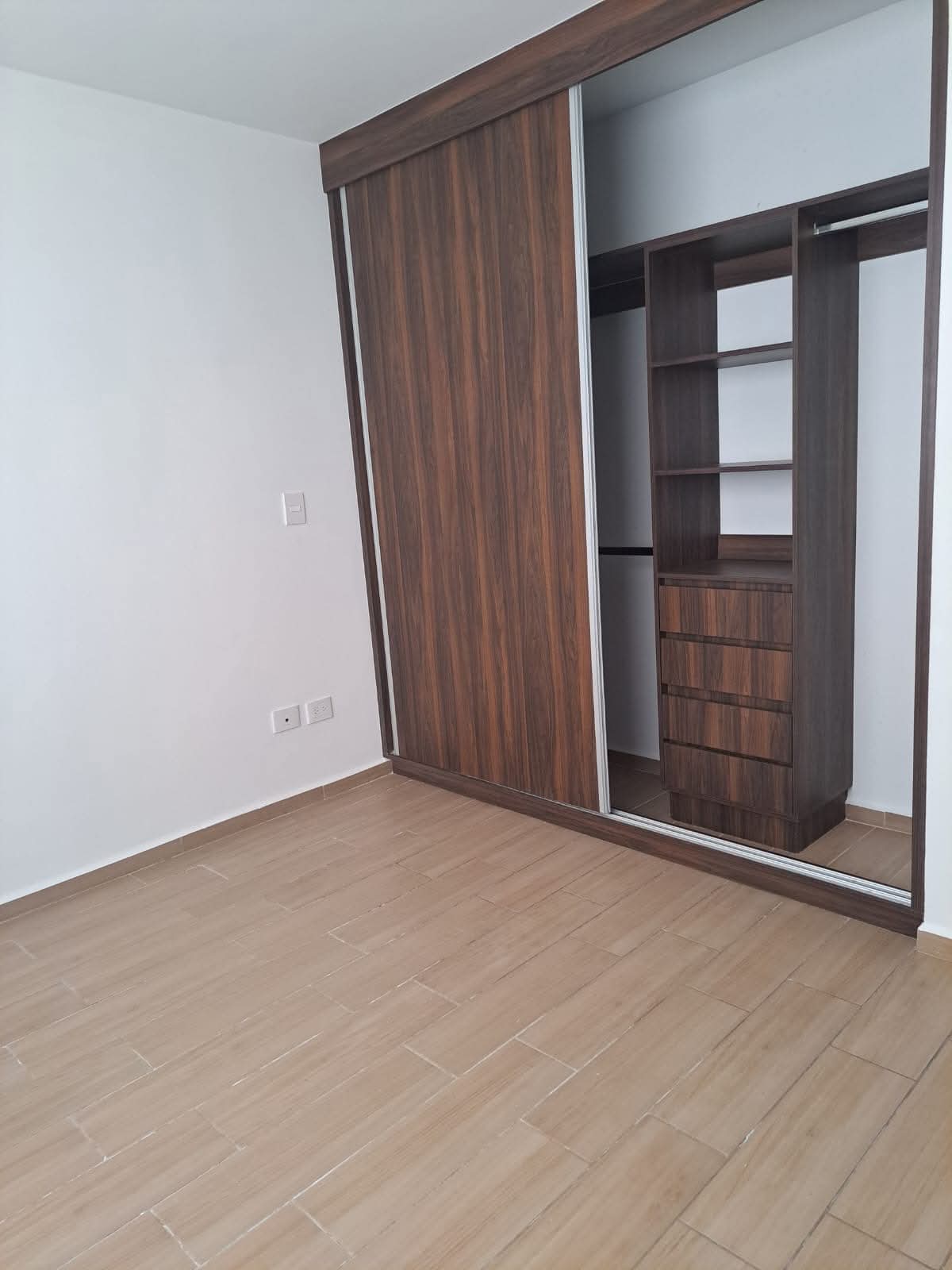 Precio: $12,800.00
Descripción:
2 recámaras con closet
Sala / Comedor
2 baños completos
Cocina integral
Cuarto de lavado
En planta baja
Vigilancia 24 hrs
1 cajón de estacionamiento
Mantenimiento incluido.
Superficie 72 m².
Gas Natural.
Whatsapp: 55-5101-9772
contactomedranobr@gmail.com