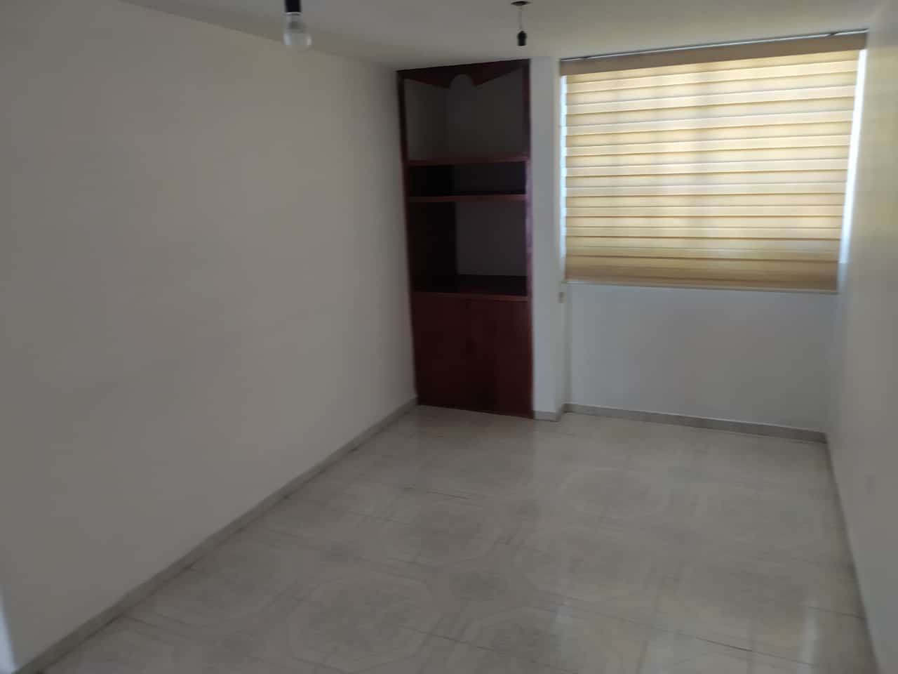 Casa amplia y con excelentes acabados.
Ubicación:
Colonia Bosques de Colón, a 10 min de la Prepa No.5, Toluca, Estado de México.
Cuenta con:
4 recamaras
2 baños completos
Garage para 1 auto
1 despacho
Cocina
Sala
Comedor
Cuarto para juegos
Patio de servicio.
Acabados: Loseta cerámica en toda la casa, closets en recamaras, la cocina apenas se coloco nueva, lista para habitar.
Se aceptan créditos, si no cuenta con el con gusto se le tramita con la institución que mas le convenga.