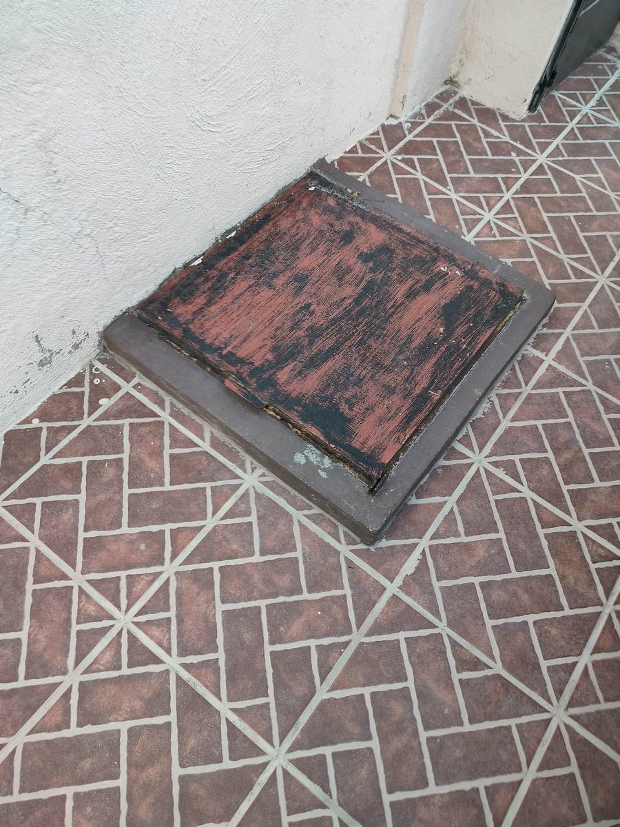 Fraccionamiento con vigilancia privada 24 horas y acceso restringido, con 3500 metros de áreas verdes para uso exclusivo de los habitantes del fraccionamiento.
Es una casa en Esquina tiene 2 recámaras, sala comedor, cocina ampliada, zotehuela, espacio para medio baño en PB, Baño completo arriba, cochera para 1 auto y área de lavado, tiene el uso exclusivo de un extra de terreno el cual no entra en escrituras pero se usa como patio de la casa.
Tiene cisterna con bomba y gas natural.