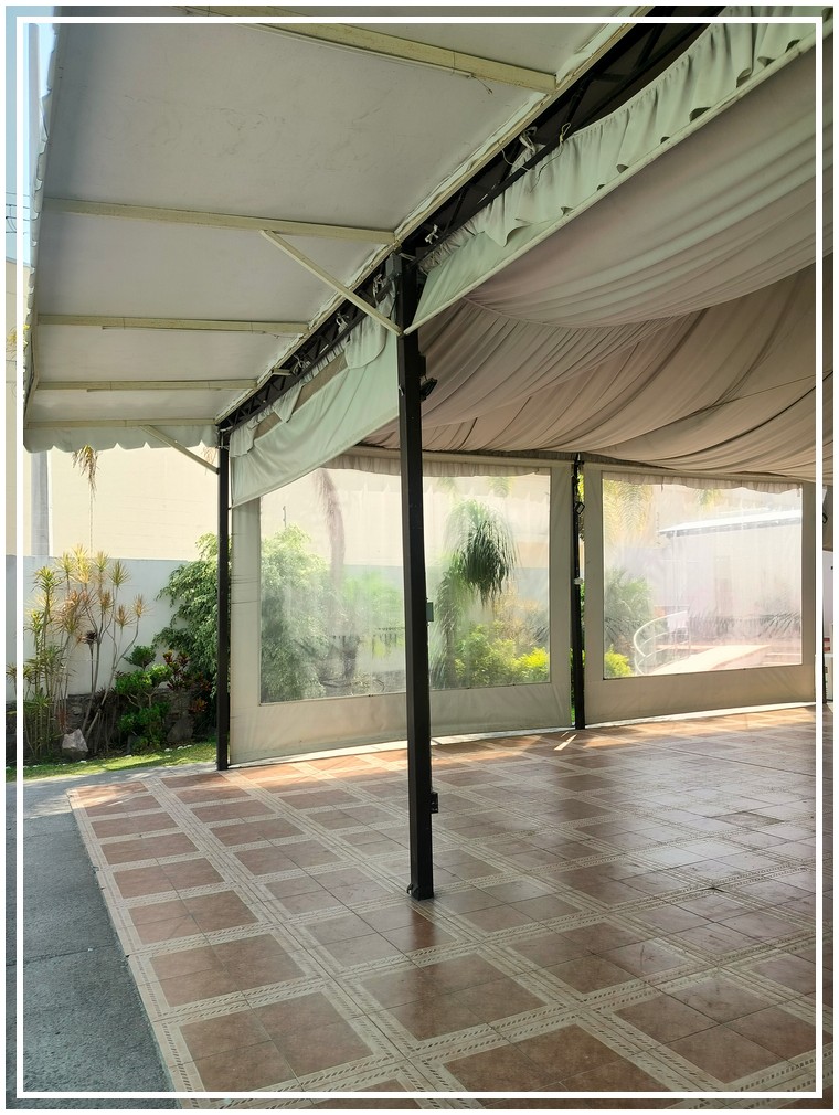 La propiedad en este momento funciona como jardín de eventos, por lo que tiene pergolados fijos, uno de 236 metros cuadrados y otro de 50 metros cuadrados, también cuenta con cocina equipada para eventos, baños para hombres y para mujeres, también tiene una bodega debajo de las escaleras y estacionamiento para 5 vehículos. pero con mucho espacio para estacionarse por ambos frentes incluso con la calle perpendicular que tiene al frente la propiedad.