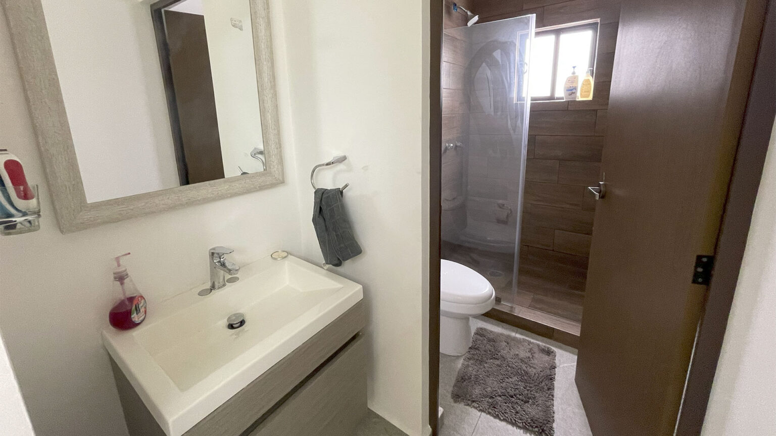 Casa en Renta en La Joya Santa Fe
Vive en una residencia equipada de lujo dentro de un fraccionamiento con acceso controlado y seguridad. Disfruta de espacios amplios, acabados modernos y comodidad en cada rincón. Una casa con acabados de primera y amenidades que garantizan confort y seguridad. Contáctanos para más información o para agendar una cita.