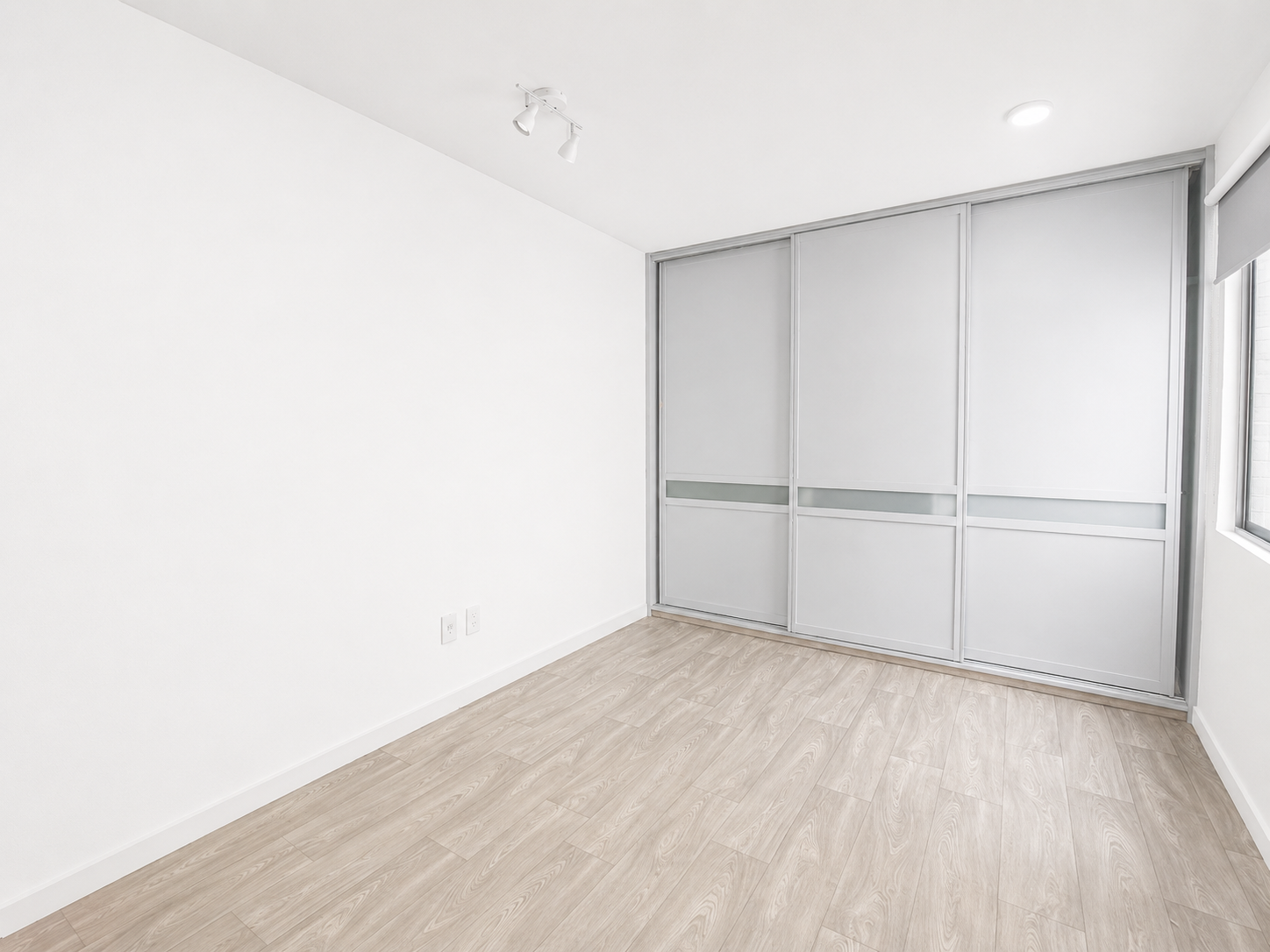 *PRECIO RENTA $40 K.
MANTENIMIENTO: $2,000.00

Descripción:
*CASA VERTICAL.
*SALA / ESTANCIA.
*COMEDOR.
*COCINA CON COCINA INTEGRAL.
*AREA DE LAVADO.
*4 RECAMARAS.
*3 ½ BAÑOS
*2 CAJONES DE ESTACIONAMIENTO.
*CUARTO DE SERVICIO.
*TERRAZA SEMI TECHADA.
*VIGILANCIA 24 HRS.
*CONSTRUCCIÓN 153 M².