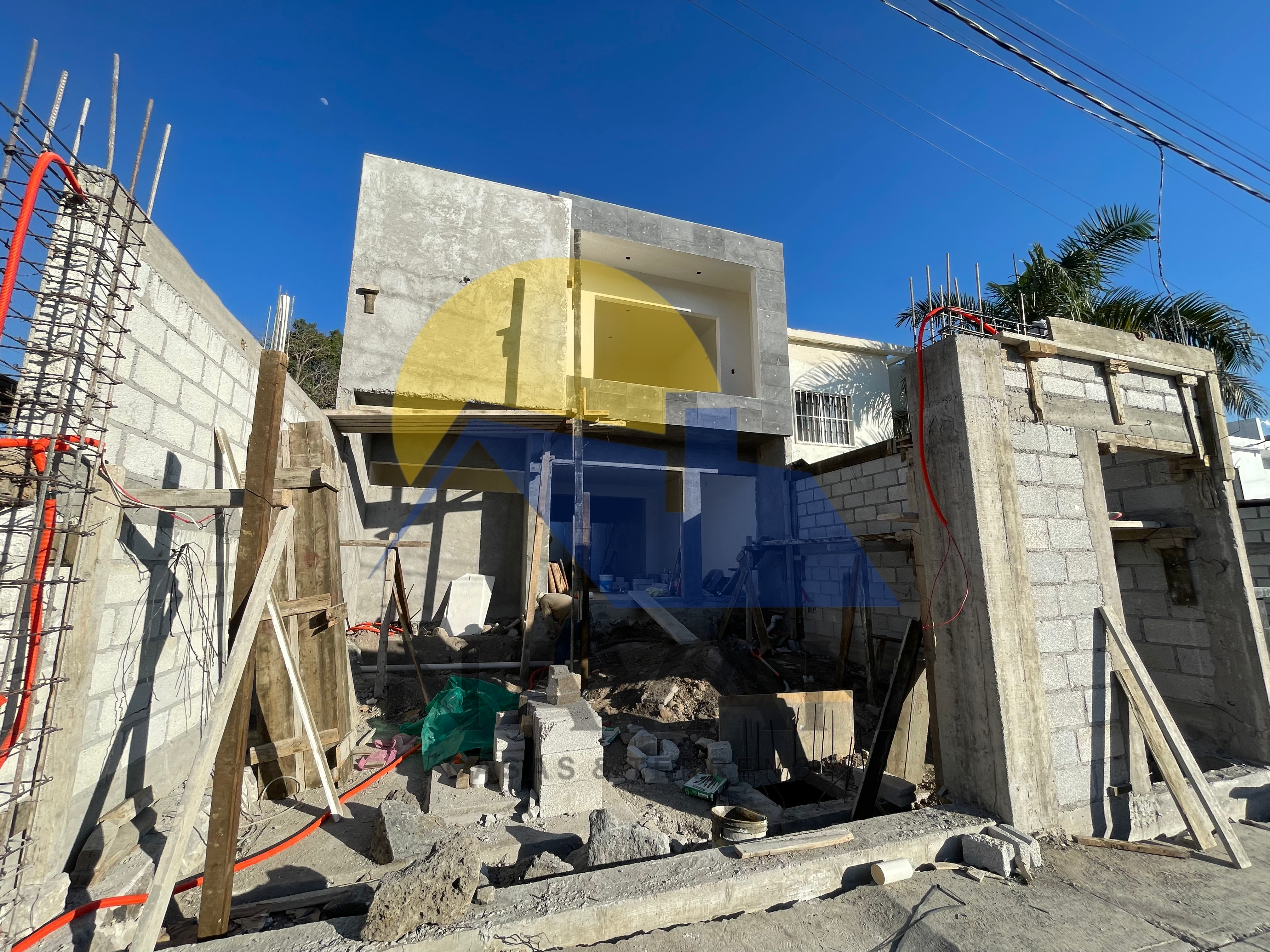 📌Alberca: 6x4 m, incluye jacuzzi con hidromasaje de 2x2 m.
📌Cocina: Totalmente equipada.
📌Sala y comedor amplios.
📌½ baño.
📌2 baños completos.
📌3 recámaras amplias (una con baño propio y vestidor)
📌Área de lavado con boiler, lavadero, bomba de agua y presurizador.
📌Espacio para 2 autos.
📌Cisterna de 13,500 litros.
📌Recinto volcánico y piedrín en detalles arquitectónicos.
📌Pisos de porcelanato para mayor durabilidad y elegancia.
Las imágenes se actualizarán conforme el avance