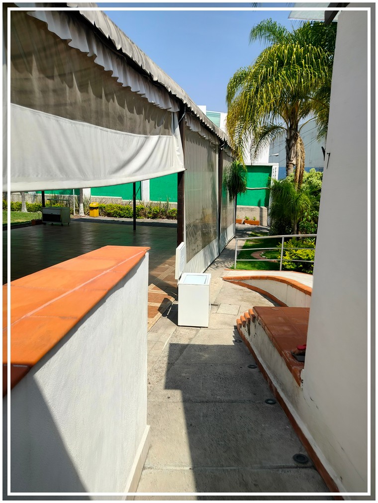 La propiedad en este momento funciona como jardín de eventos, por lo que tiene pergolados fijos, uno de 236 metros cuadrados y otro de 50 metros cuadrados, también cuenta con cocina equipada para eventos, baños para hombres y para mujeres, también tiene una bodega debajo de las escaleras y estacionamiento para 5 vehículos. pero con mucho espacio para estacionarse por ambos frentes incluso con la calle perpendicular que tiene al frente la propiedad.