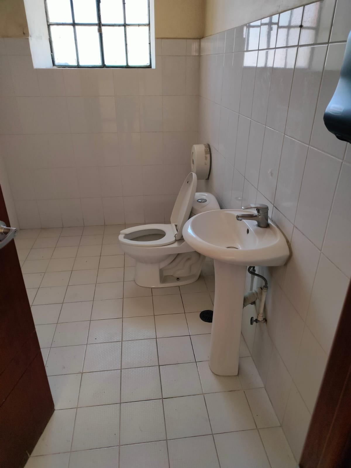 Tiene 338 metros de terreno y 320 de construcción en 1 solo nivel.
La construcción cuenta con varias habitaciones de diferentes medidas, recepción 4 privados, bodegas, patio central, cochera y local independiente.
Es una construcción antigua pero muy bien conservada ya que funcionaba como laboratorio de análisis clínicos.
Se muestra con cita cualquier día de la semana de lunes a domingo.