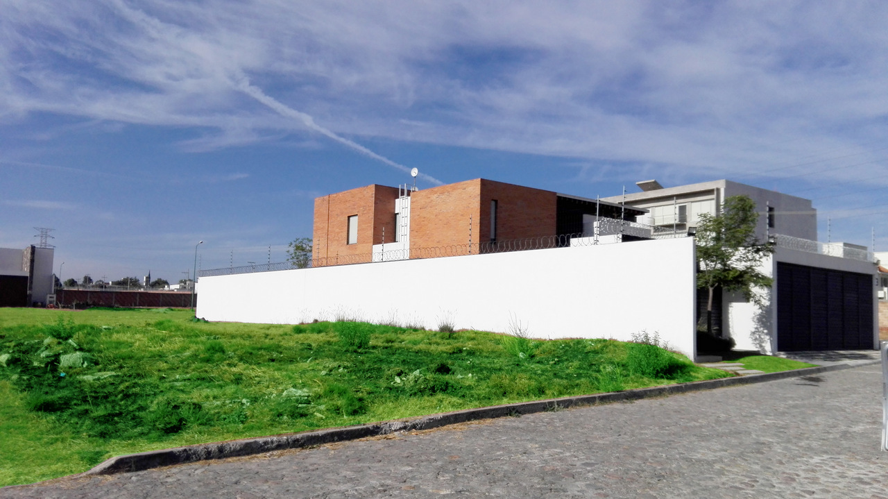 Diferentes opciones en el fraccionamiento Desde 452m² hasta 1,737m²


Fraccionamiento privado, con vigilancia 24 horas, servicios ocultos, calles amplias empedradas y de concreto.


Excelente ubicación, atrás del Colegio Humboldt, muy cerca de la Recta a Cholula, Blvd. Forjadores, Periférico Ecológico.


En el fraccionamiento hay residencias de nivel alto ya que existe una restricción de mínimo 400 m² por vivienda.