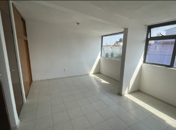 Excelente oportunidad para adquirir casa en una de las colonias más buscadas en Metepec. En privada con portón eléctrico. Cerca de la parroquia de casa blanca.
