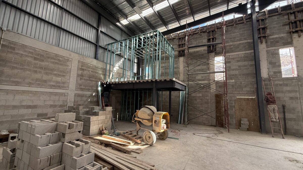 Bodega en Renta en Parque Industrial Pacifico
La ubicación, distribución y características hacen de esta bodega una opción ideal para empresas de logística, almacenamiento o distribución, asegurando acceso rápido y óptimo para operaciones comerciales e industriales. Se encuentra sobre la vialidad principal del Blvd. Pacífico, en una de las zonas más comerciales e industriales de Tijuana, ideal para comercialización o distribución de productos.
Renta USD $5,400 dlls por mes