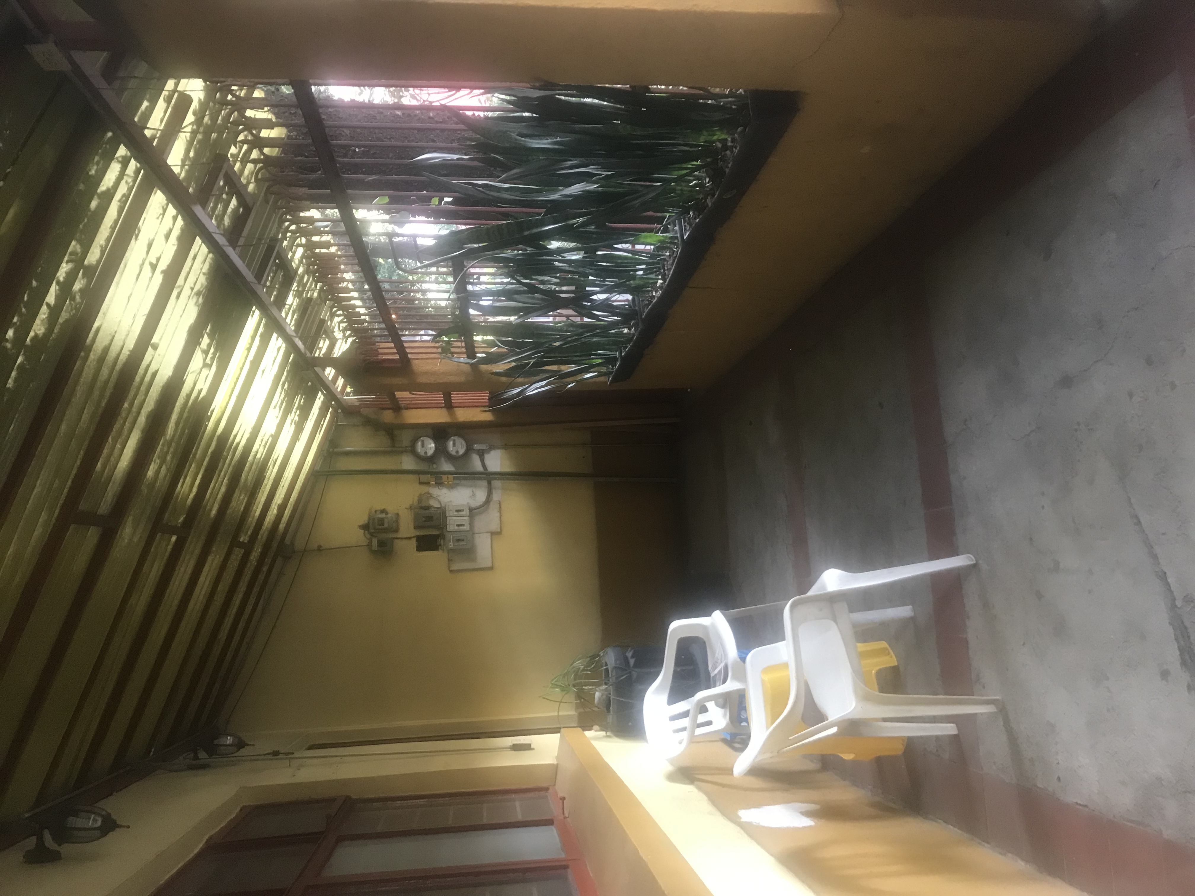 EN COL. CONDESA, con 240 M2 de terreno (frente de 12 M) y 320 M2 construidos ; orientación oriente-poniente.
Sólida construcción de 1939, con cimentación y capacidad de ampliación de dos niveles más, y sin ninguna afectación por temblores de 1985 y 2017.