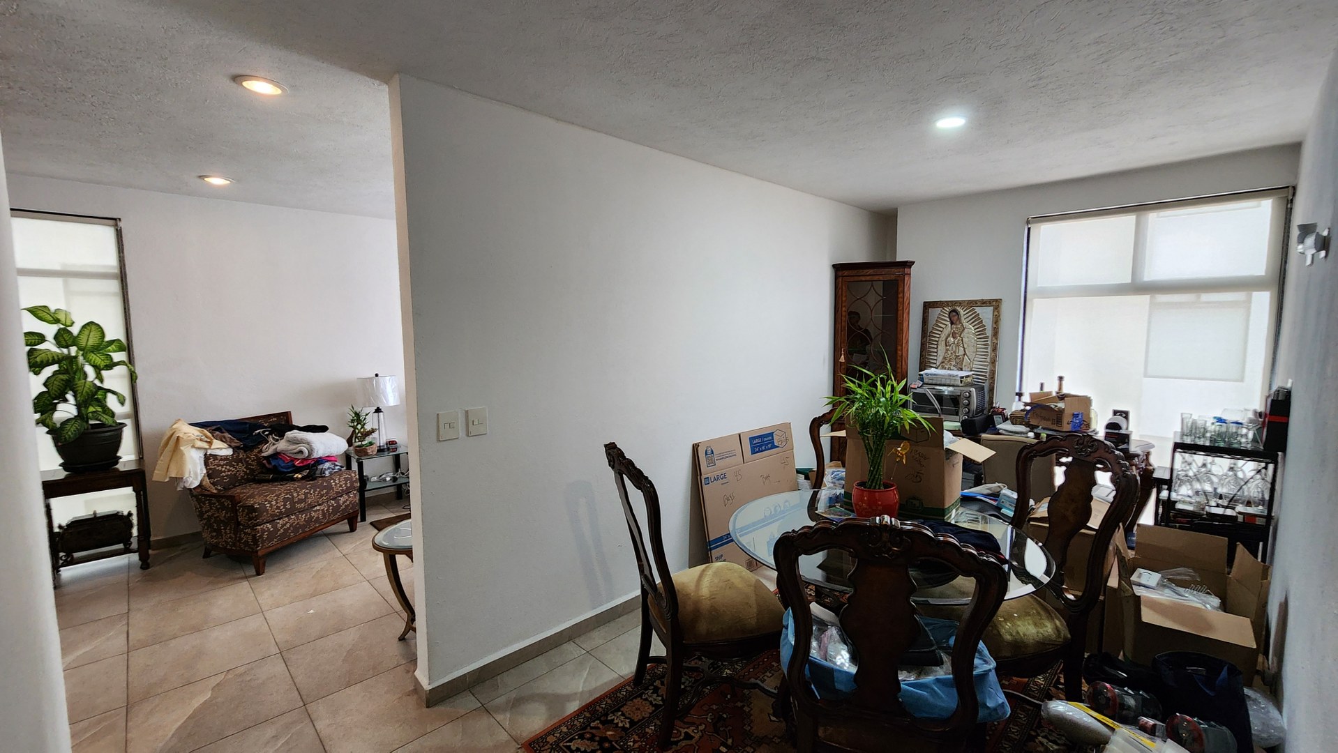 Departamento en Venta en Colinas de Chapultepec
Este amplio y moderno departamento te ofrece la oportunidad de vivir en una de las zonas más privilegiadas de Tijuana. Ubicado dentro de la Zona Dorada, disfrutarás de un entorno seguro, con excelente conectividad y acceso inmediato a escuelas, restaurantes, bares y comercios. Ideal para quienes buscan comodidad, seguridad y un estilo de vida práctico y bien ubicado.
Características
• Superficie de 105 m² en un solo nivel.
• 2 recámaras.
• 2 bañ