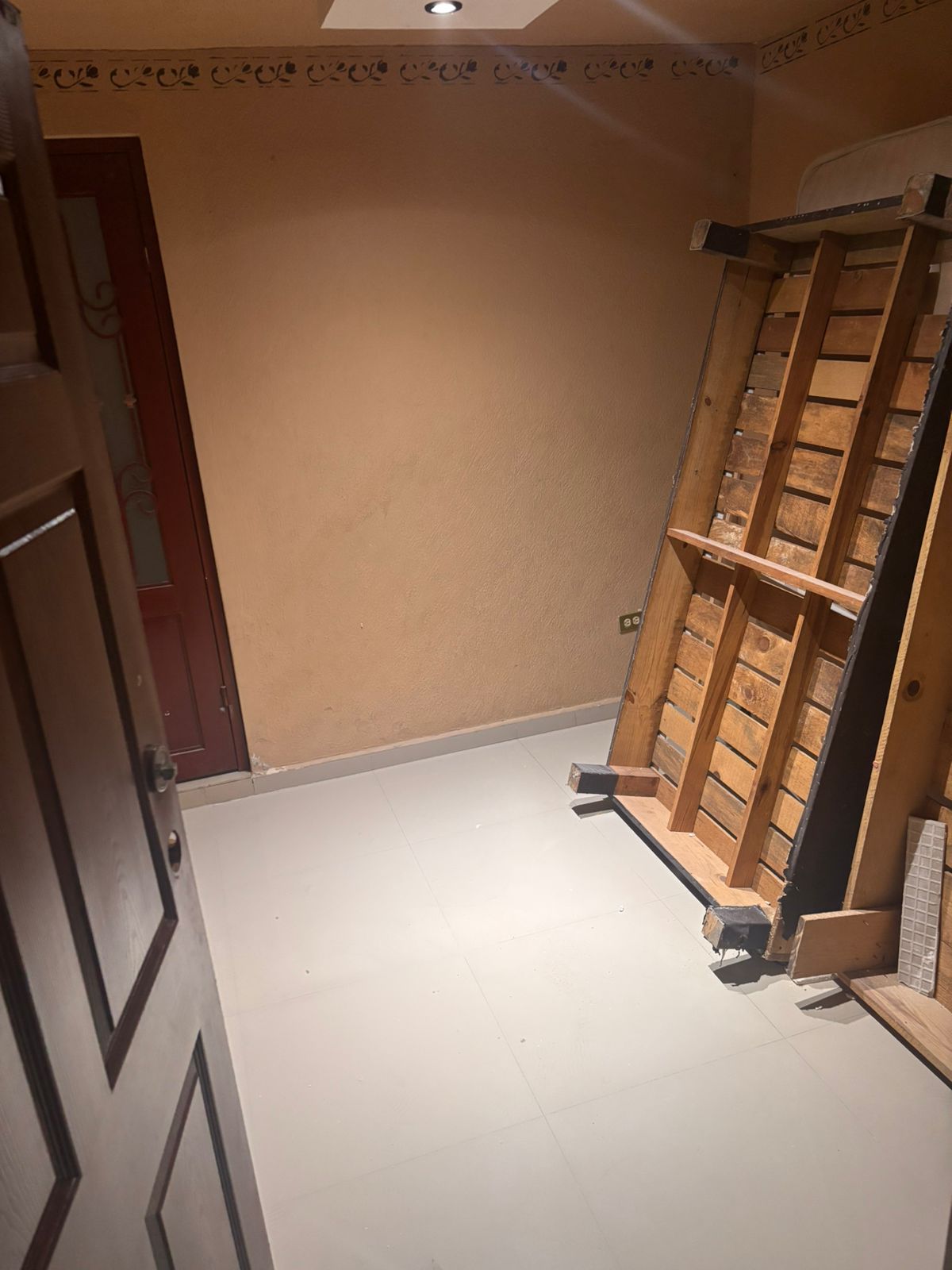 Se renta cuarto para 1 persona, en excelente ubicación cerca del Centro Comercial Paseo La Fe, estación de la ecovía De la Zanja, Av. Miguel Alemán, Av. Acapulco, aeropuerto. Cuenta con lavandería techada, donde lavar la ropa, colgar la ropa y también lavadora ($60 pesos x carga). Ideal para estudiantes y para trabajadores y gente foránea.
La renta es de $3,500 al mes más $200 pesos de servicios.