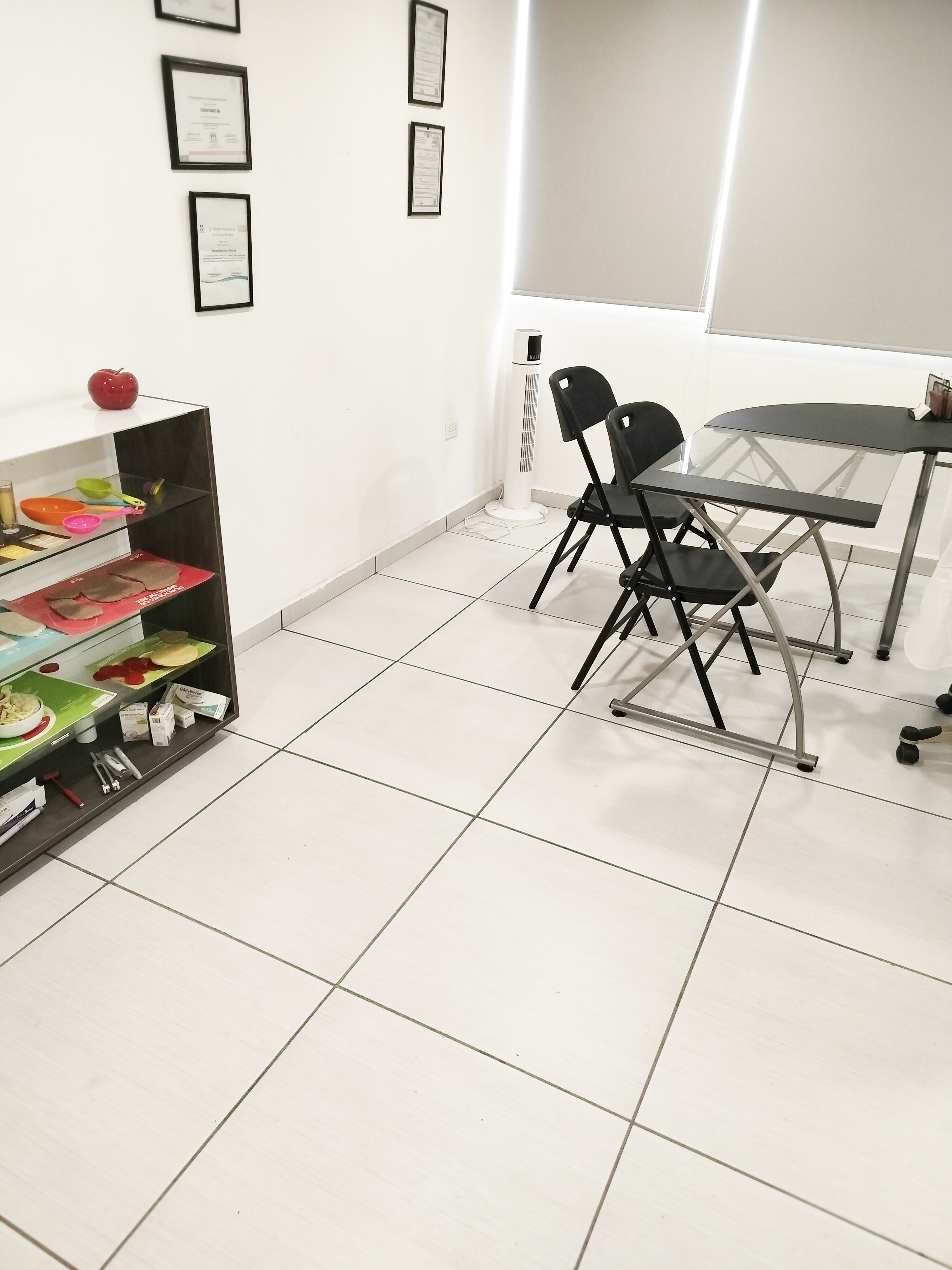 Renta de Consultorios Médicos en Puebla - Diagonal Defensores de la República
¡Impulsa tu práctica médica en un entorno de profesionales de la salud! Ofrecemos consultorios en renta ubicados estratégicamente en una clínica privada sobre la Diagonal Defensores de la República esquina con 18 Poniente en Puebla, una zona de alta afluencia y fácil acceso.
Características del consultorio:
Espacios cómodos y bien iluminados: Consultorios diseñados para proporcionar un ambiente acogedor tanto para e