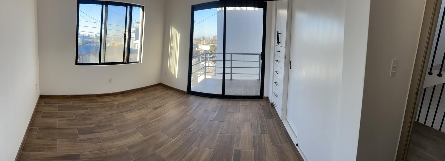 Townhouse en Renta en Avenida Las Ferias
Este acogedor townhouse es perfecto para profesionales o familias que buscan vivir en una ubicación privilegiada en Tijuana, con acceso rápido a diversos servicios y puntos de interés. Si estás interesado en conocer esta propiedad, no dudes en contactarnos para agendar una visita. ¡Te atenderemos con gusto!
Ubicación:
• Situado en Avenida Las Ferias, a solo pasos del Club Britania.
Renta USD $1,600 dlls por mes