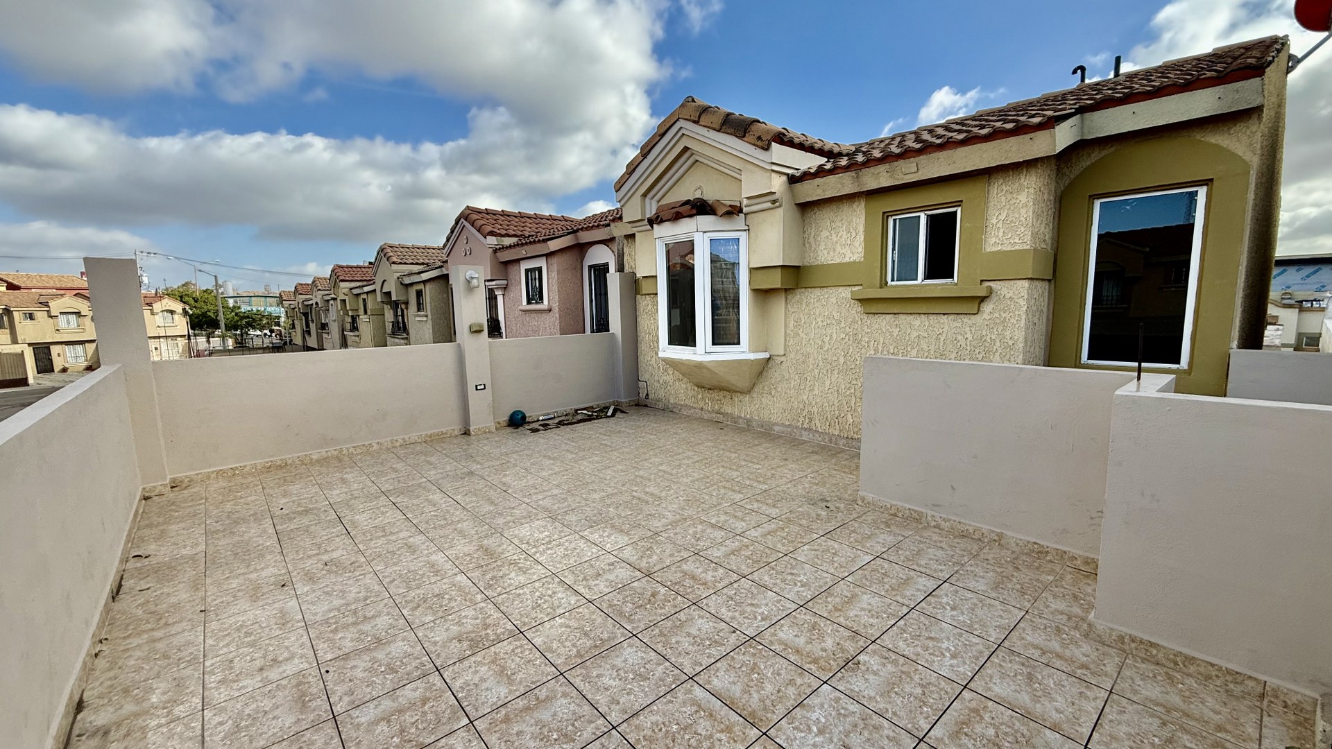 La casa se encuentra dentro de la Privada Tulum en Santa Fe, una zona con acceso inmediato a centros comerciales, parques y escuelas de alta calidad, PRECIO: $ 160,000 Dlls
Características de la Casa:
Distribución en 2 niveles.
1 baño completo y medio baño. Cocina integral. Sala y comedor. Terraza, ideal para colocar una sala de patio y un asador. Boiler y ventiladores de techo incluidos. Estacionamiento techado para 2 automóviles. Agenda tu cita hoy mismo!
Christian@primerobr.com
664-356-1143