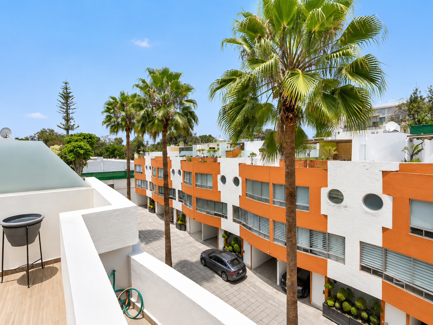 *PRECIO RENTA $40 K.
MANTENIMIENTO: $2,000.00

Descripción:
*CASA VERTICAL.
*SALA / ESTANCIA.
*COMEDOR.
*COCINA CON COCINA INTEGRAL.
*AREA DE LAVADO.
*4 RECAMARAS.
*3 ½ BAÑOS
*2 CAJONES DE ESTACIONAMIENTO.
*CUARTO DE SERVICIO.
*TERRAZA SEMI TECHADA.
*VIGILANCIA 24 HRS.
*CONSTRUCCIÓN 153 M².